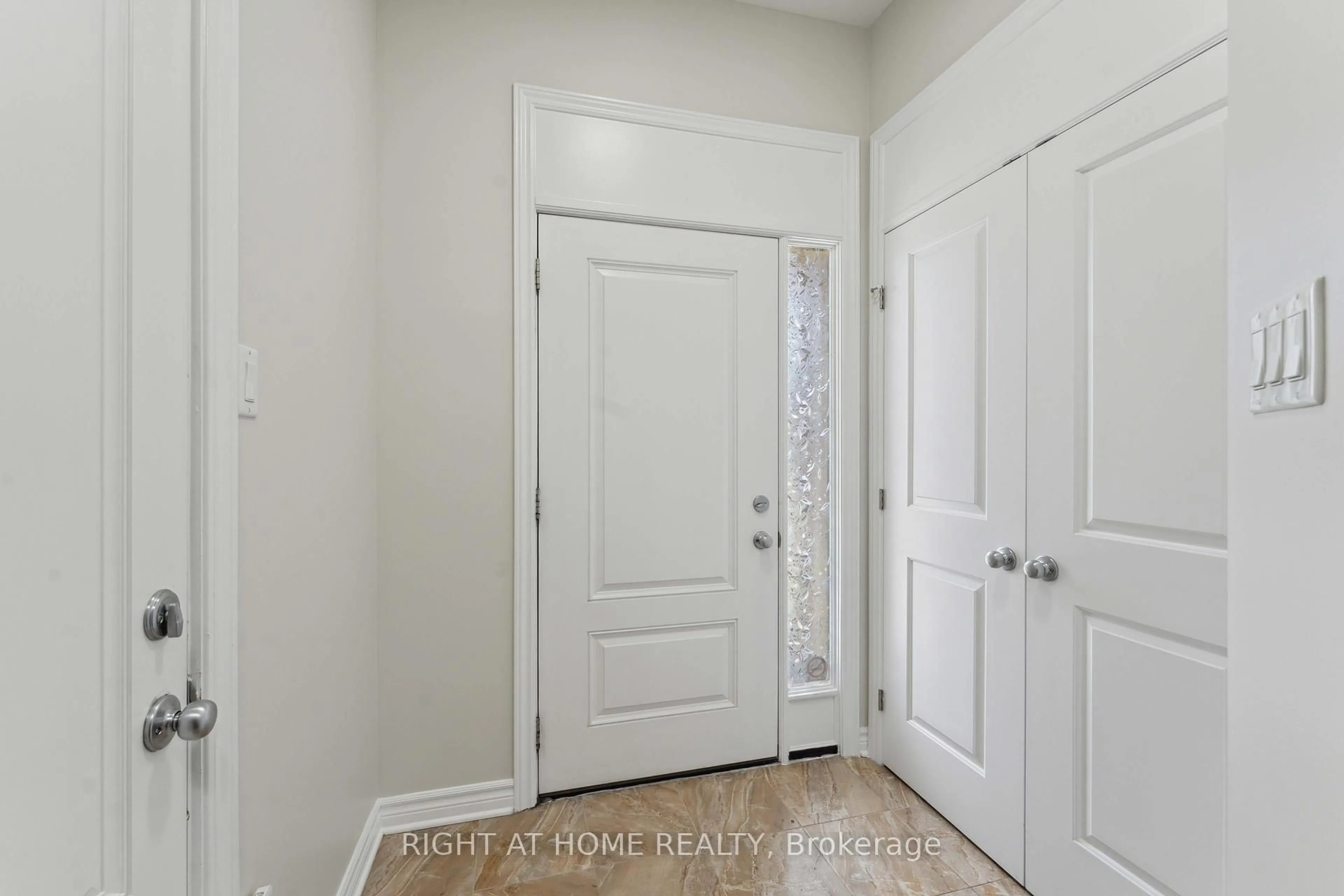 Indoor entryway for 819 Miikana Rd, Ottawa Ontario K1X 0G5