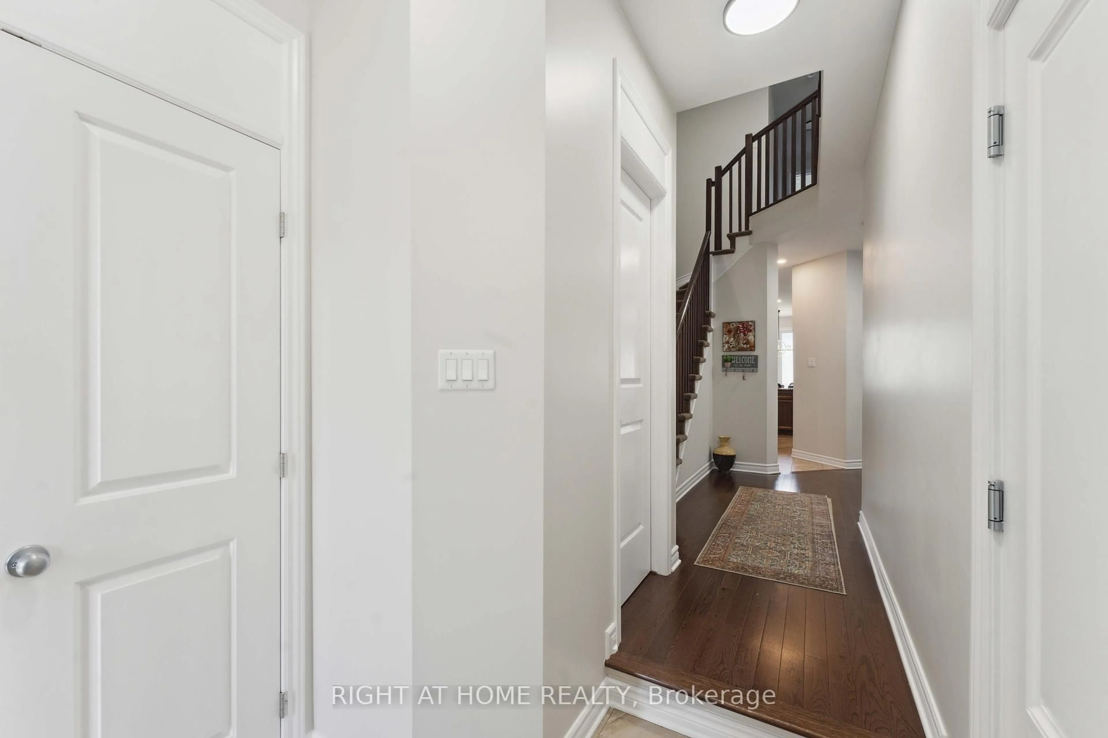 Indoor entryway for 819 Miikana Rd, Ottawa Ontario K1X 0G5