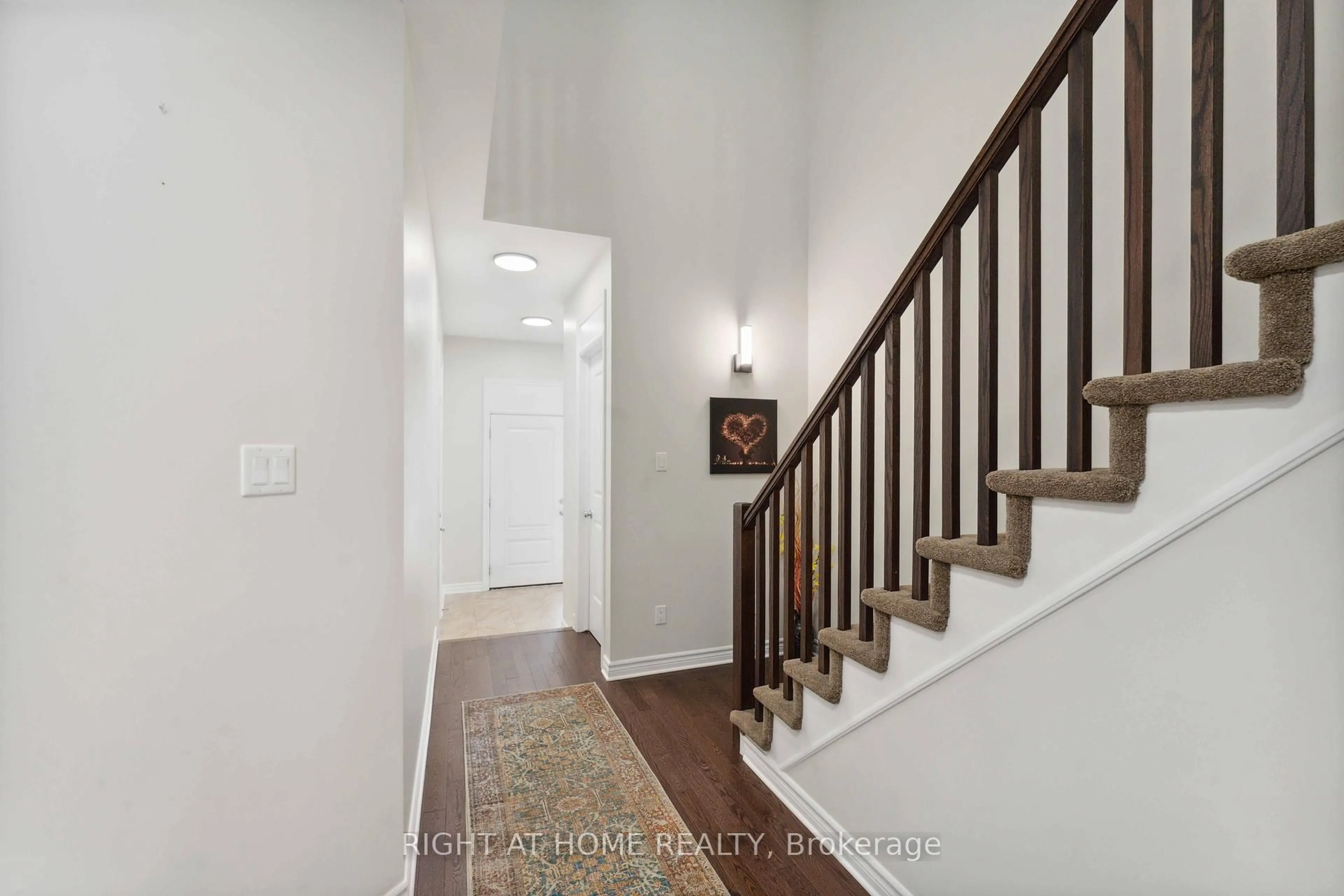 Indoor entryway for 819 Miikana Rd, Ottawa Ontario K1X 0G5