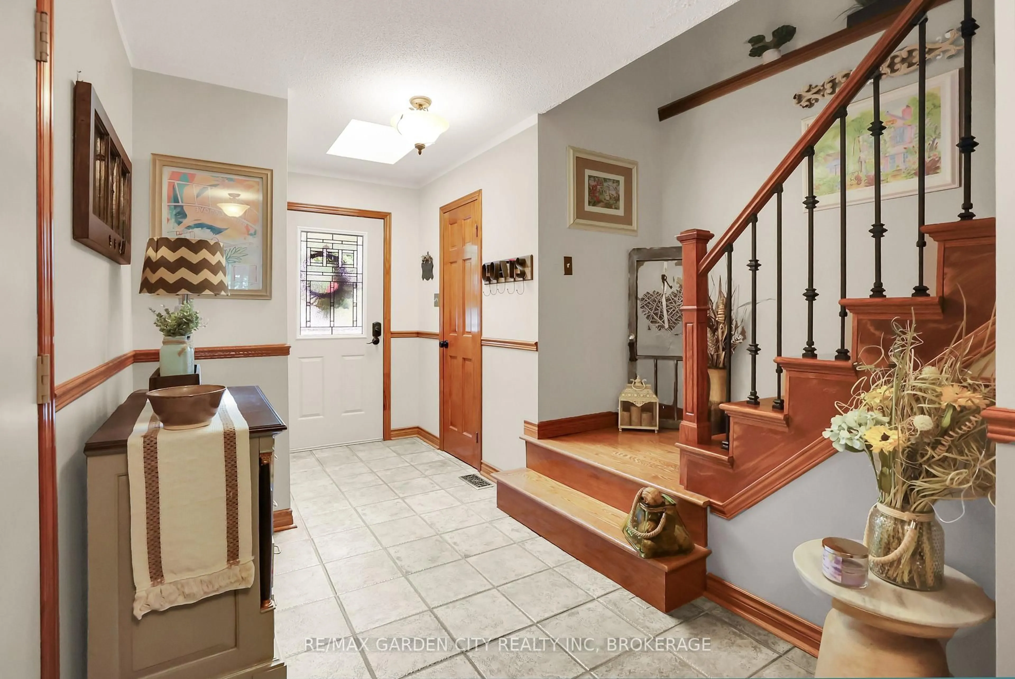 Indoor entryway for 8 Lampman Cres, Thorold Ontario L2V 4K7
