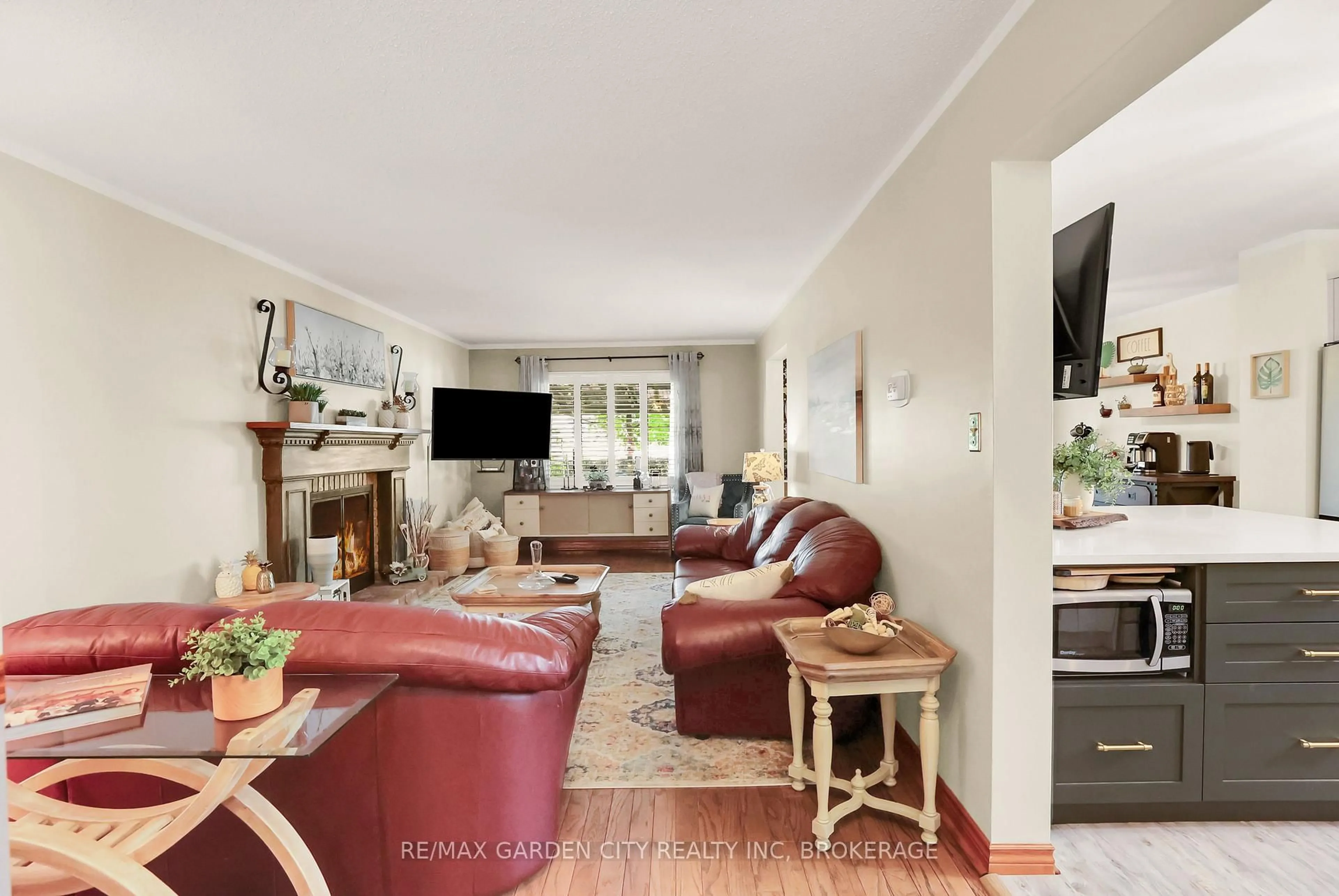 Living room with furniture, unknown for 8 Lampman Cres, Thorold Ontario L2V 4K7