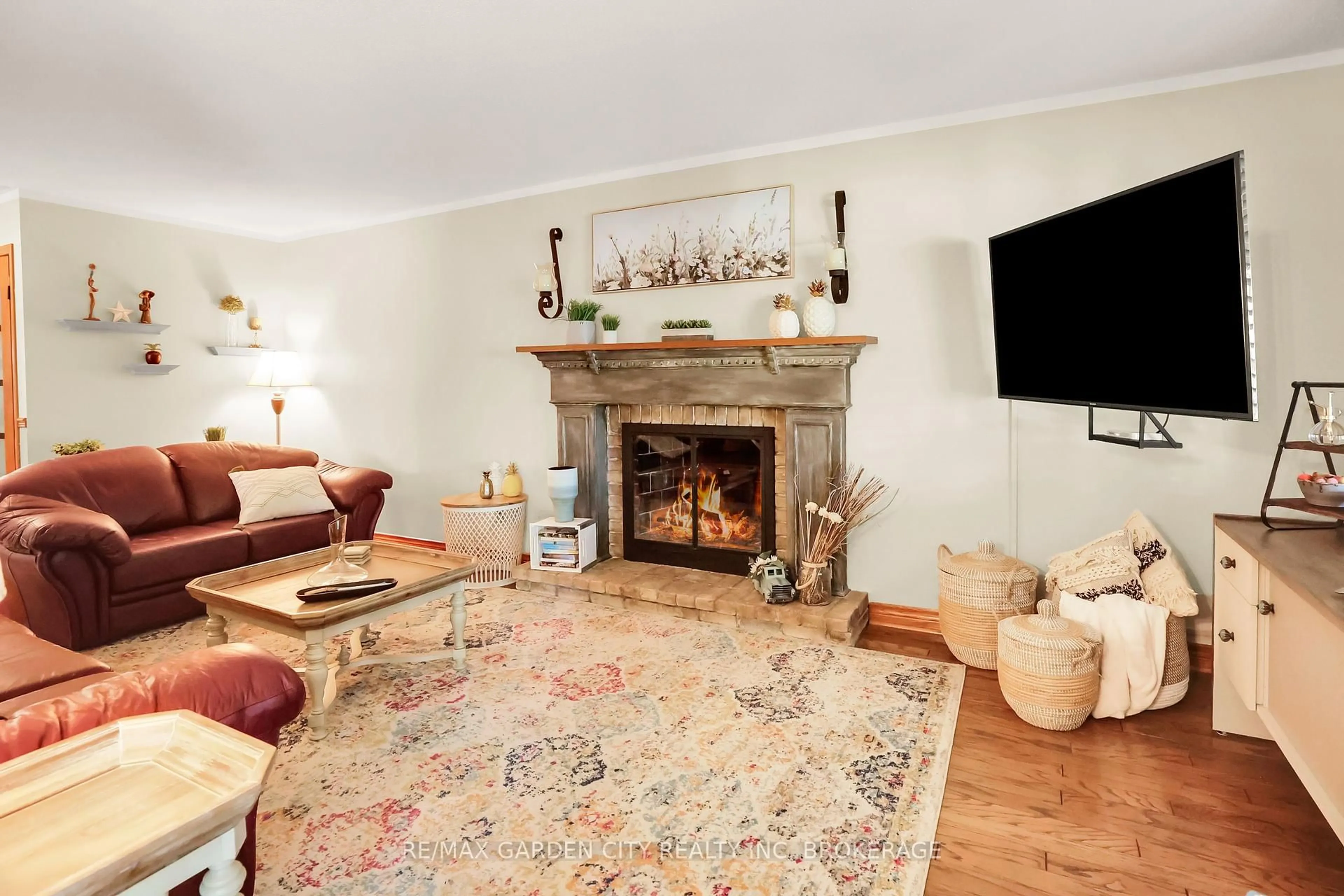 Living room with furniture, unknown for 8 Lampman Cres, Thorold Ontario L2V 4K7