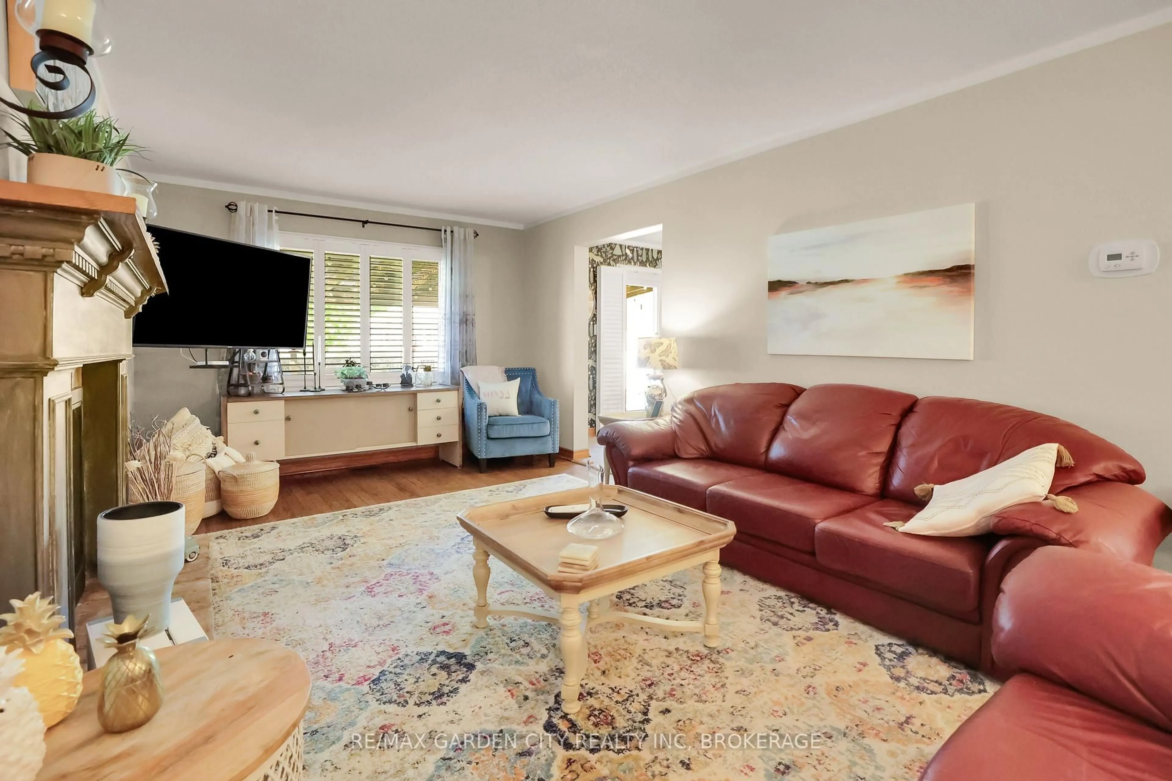 Living room with furniture, unknown for 8 Lampman Cres, Thorold Ontario L2V 4K7