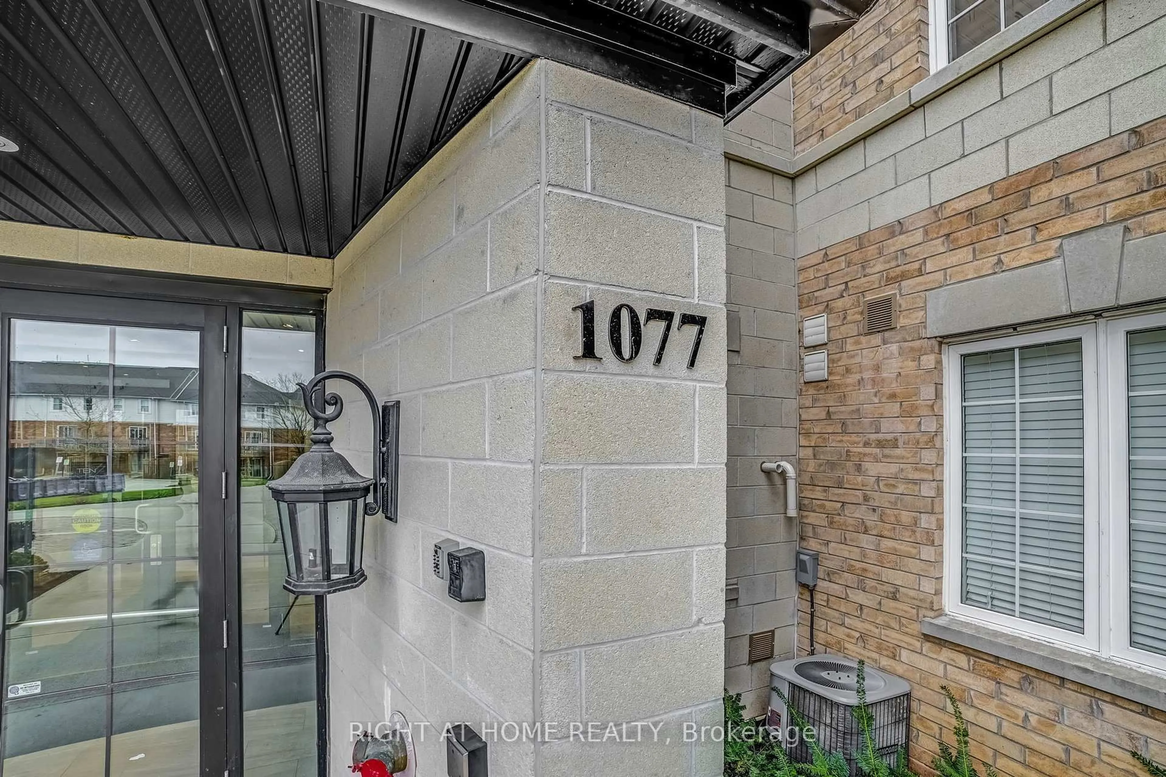 Indoor entryway for 1077 Gordon St #218, Guelph Ontario N1L 1H2