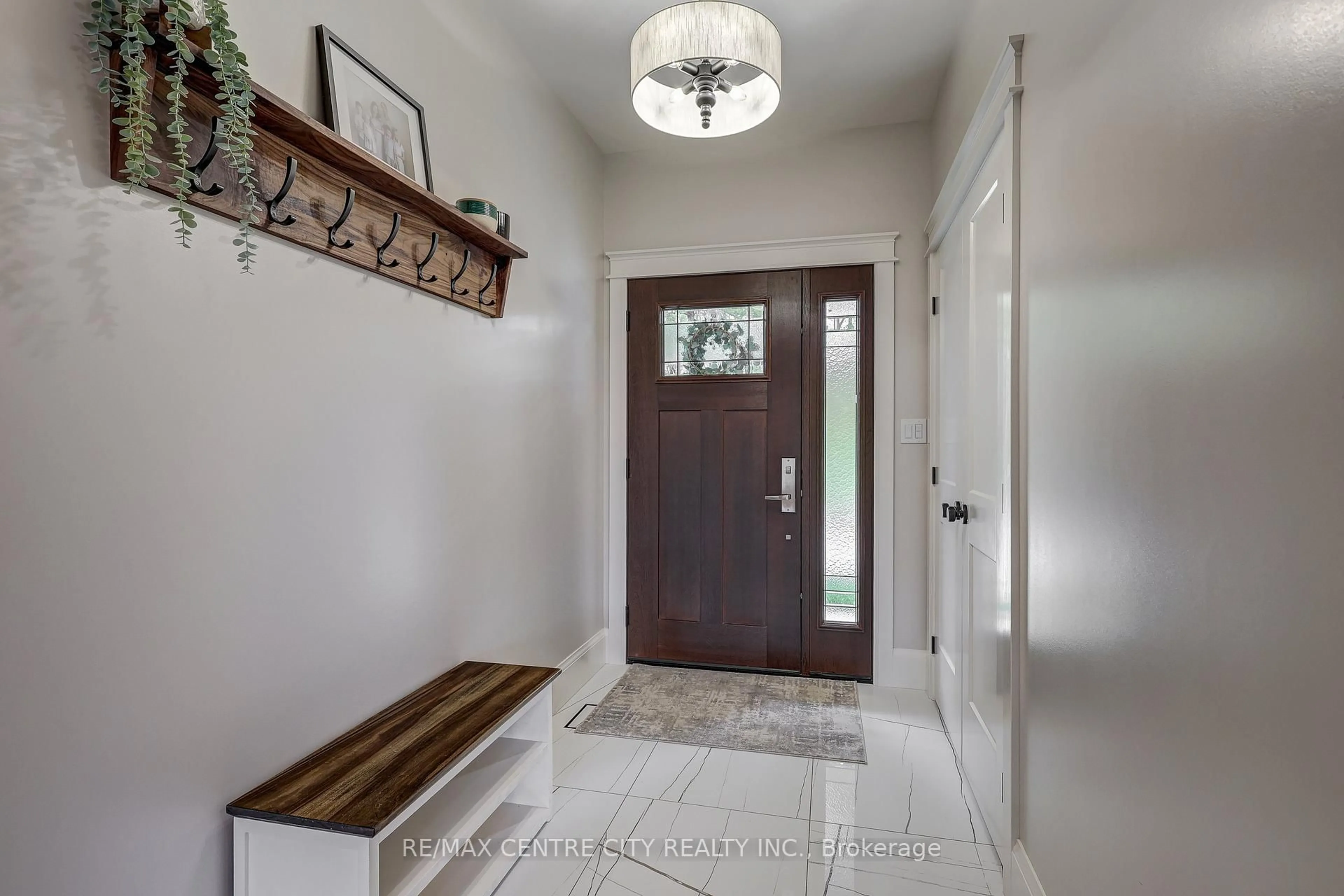 Indoor entryway for 8 OAK St, Bayham Ontario N0J 1Z0