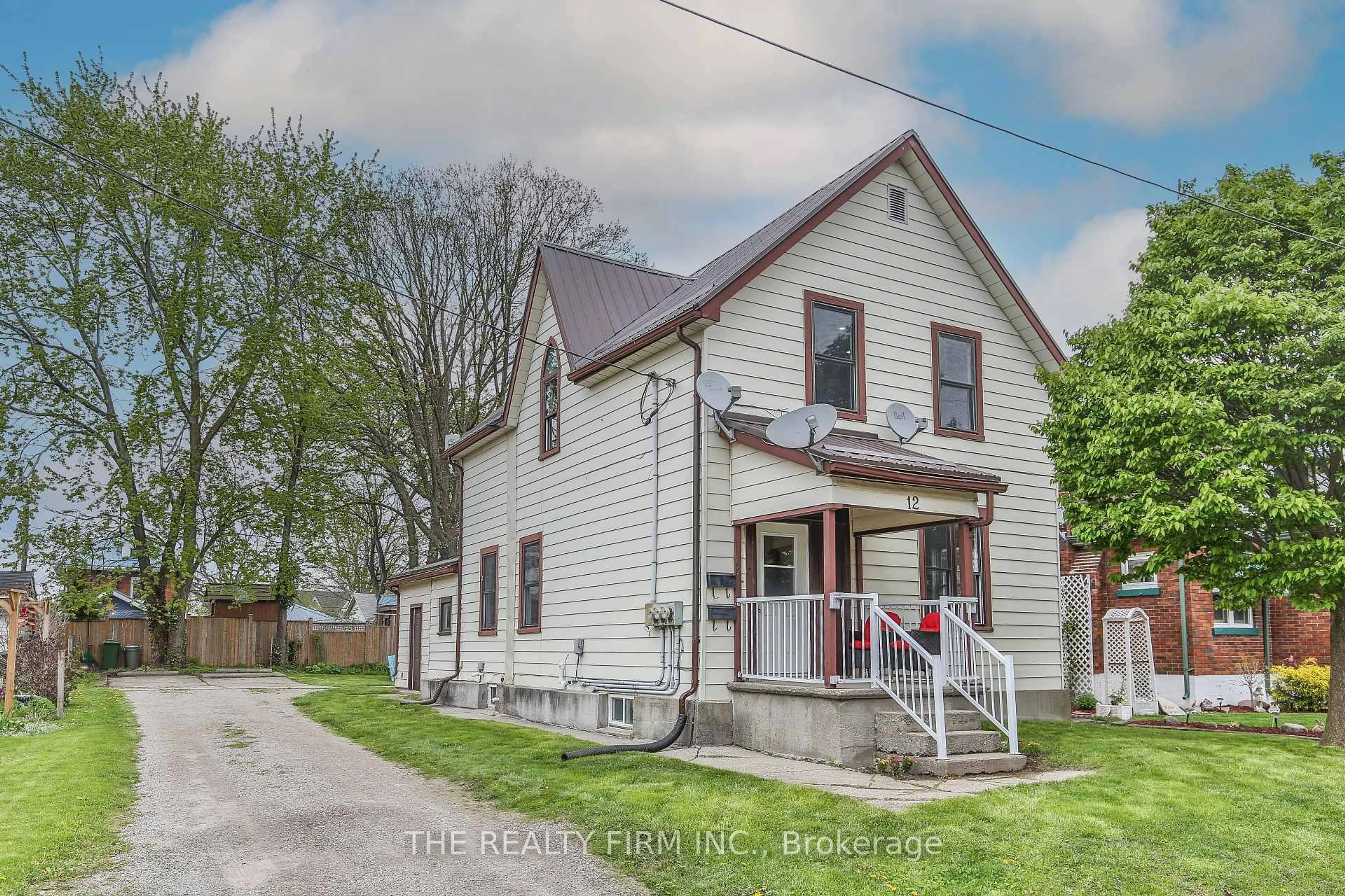 A pic from outside/outdoor area/front of a property/back of a property/a pic from drone, street for 12 WELDON Ave, St. Thomas Ontario N5P 1J6