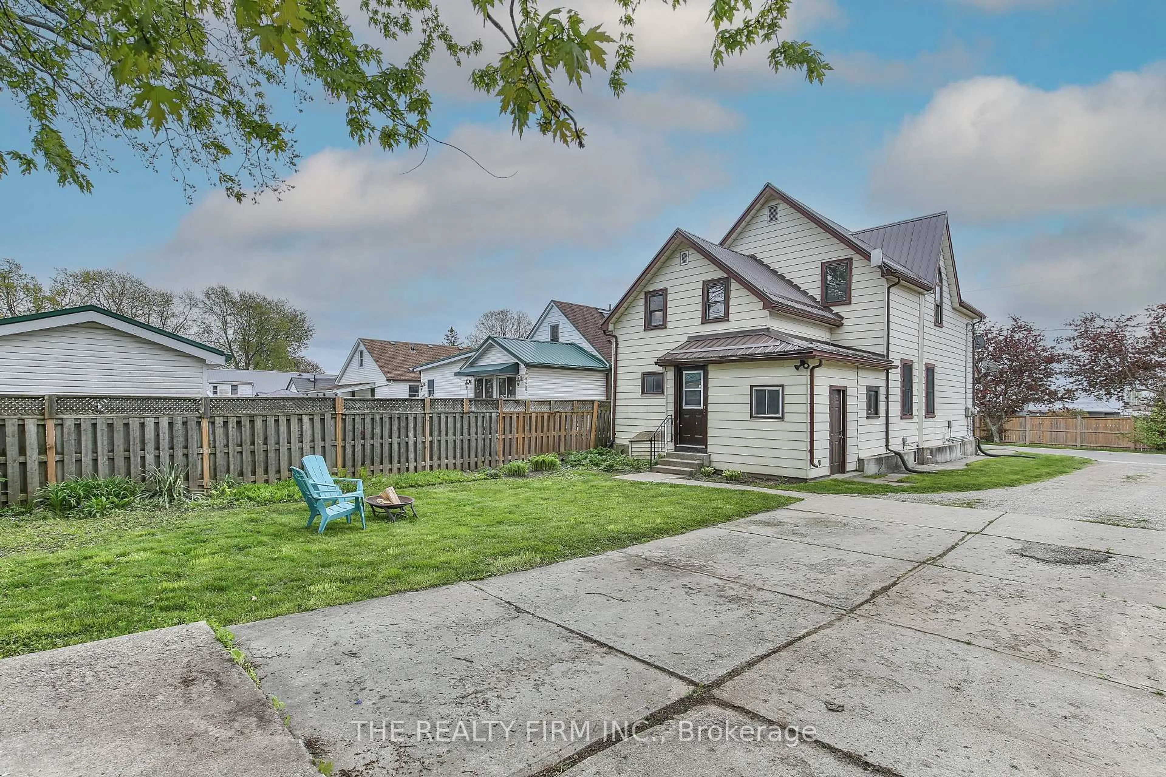 A pic from outside/outdoor area/front of a property/back of a property/a pic from drone, street for 12 WELDON Ave, St. Thomas Ontario N5P 1J6