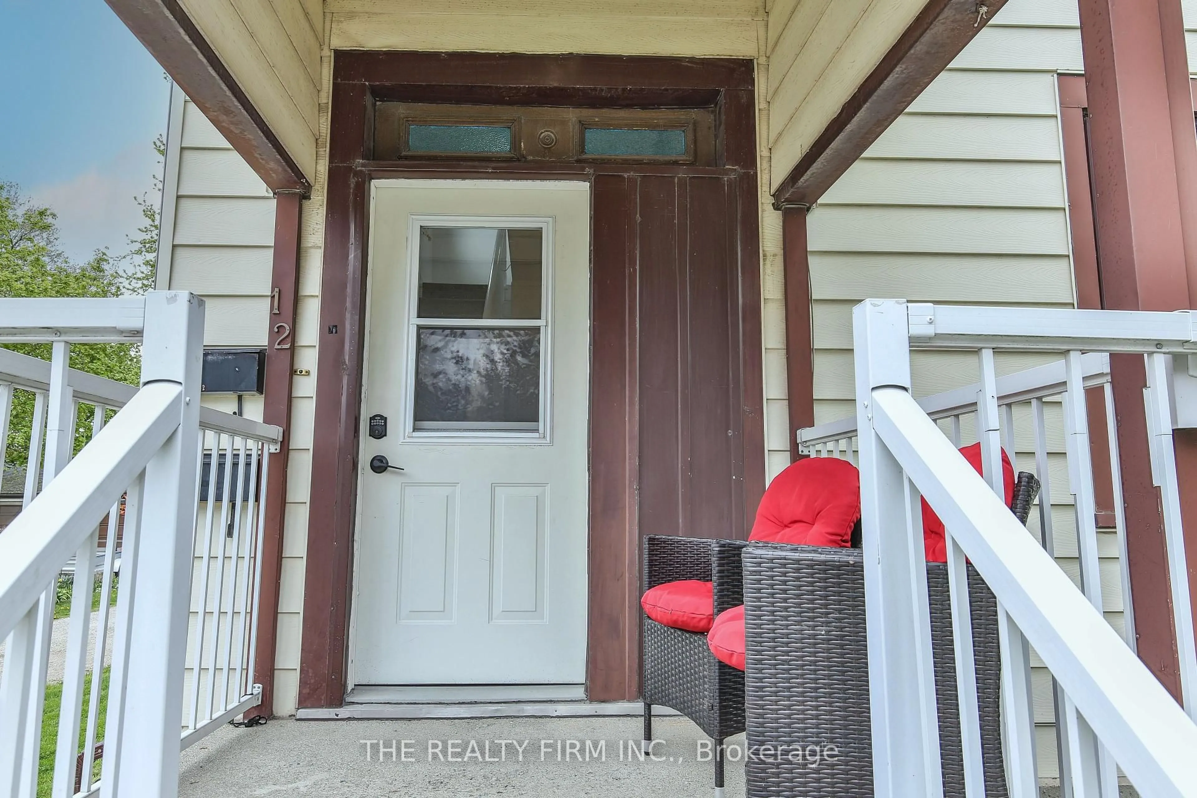 Indoor entryway for 12 WELDON Ave, St. Thomas Ontario N5P 1J6
