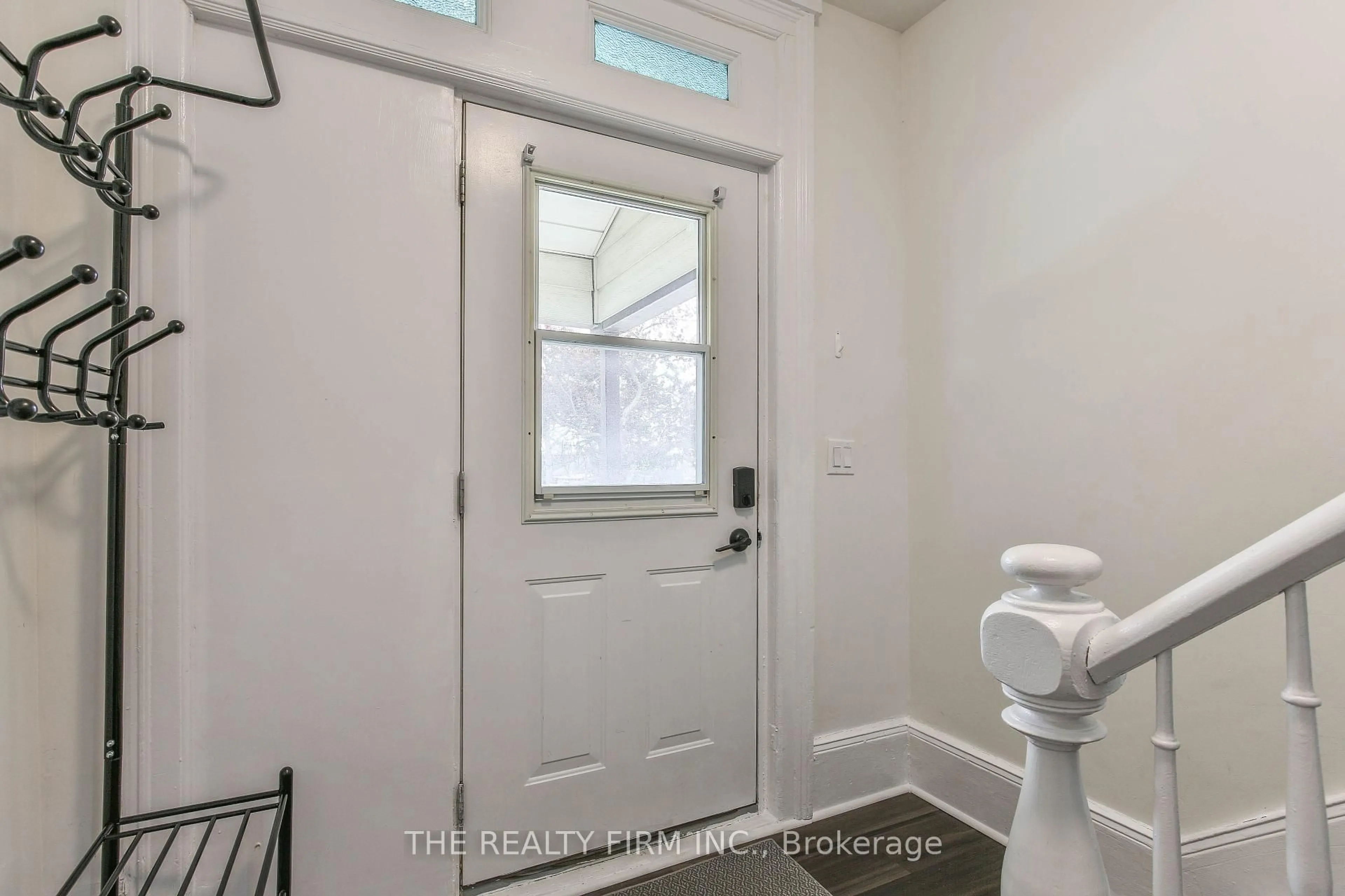 Indoor entryway for 12 WELDON Ave, St. Thomas Ontario N5P 1J6