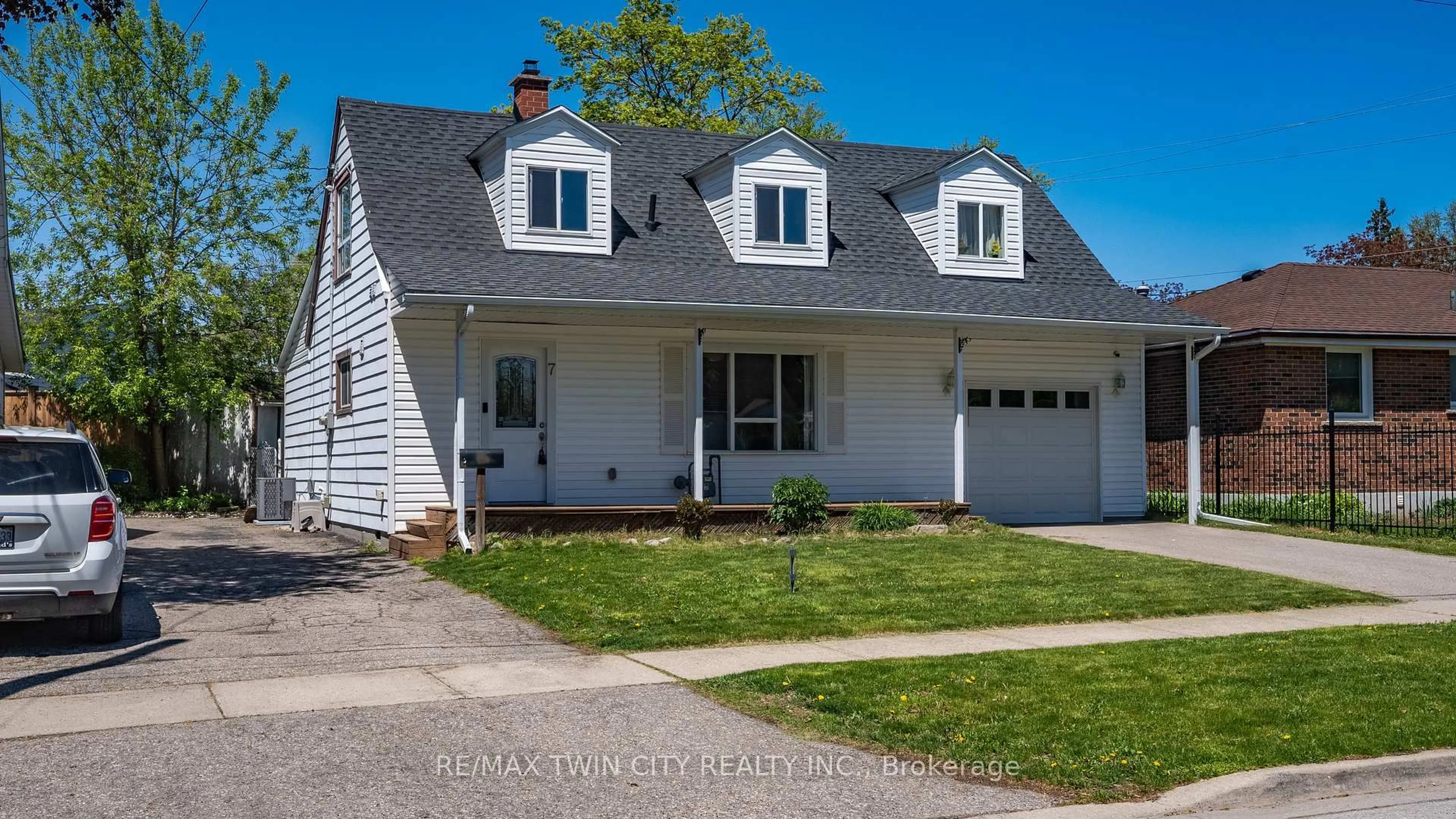 Home with vinyl exterior material, street for 7 Winston Ave, Brantford Ontario N3T 5B6