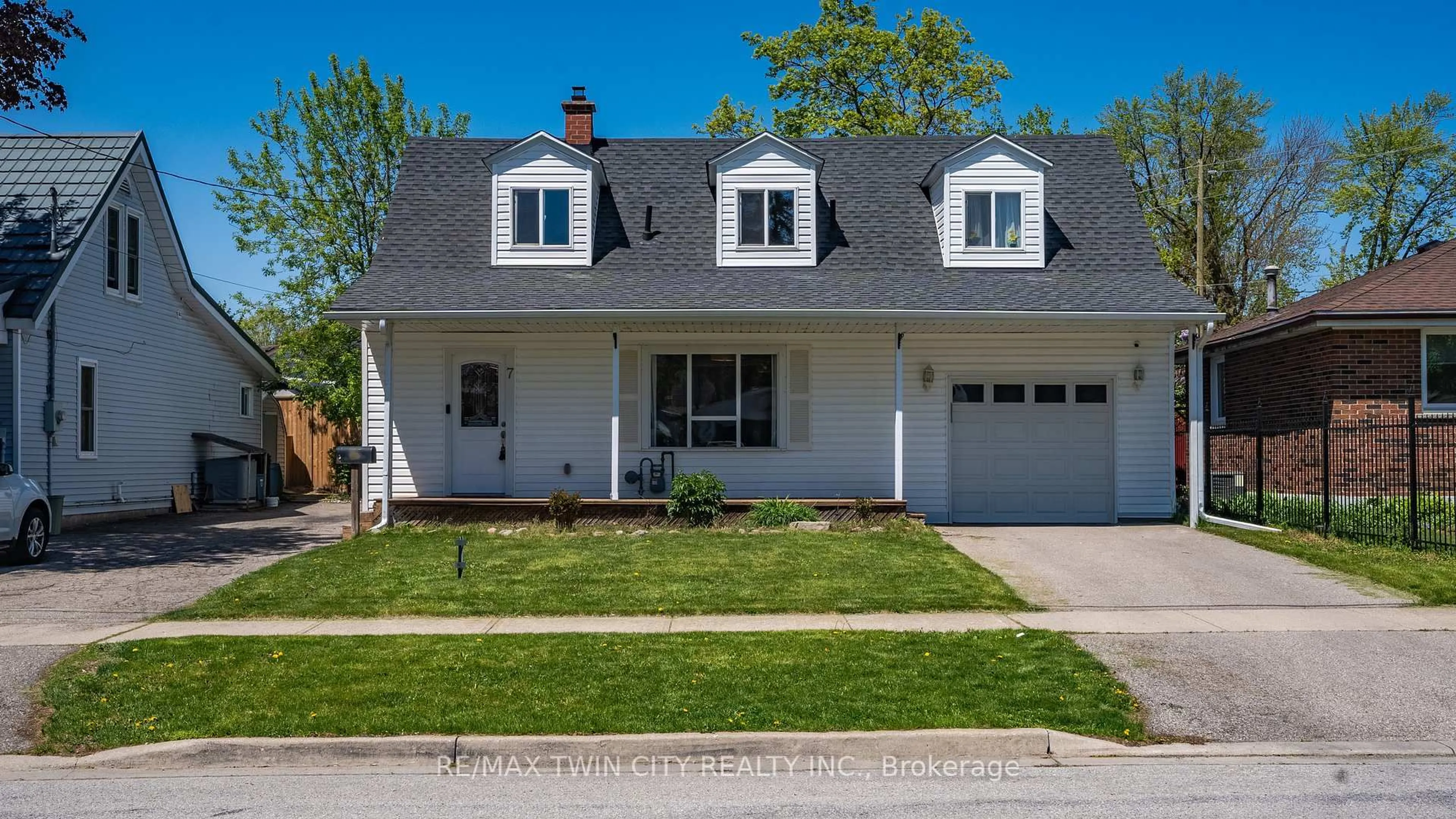 Home with vinyl exterior material, street for 7 Winston Ave, Brantford Ontario N3T 5B6