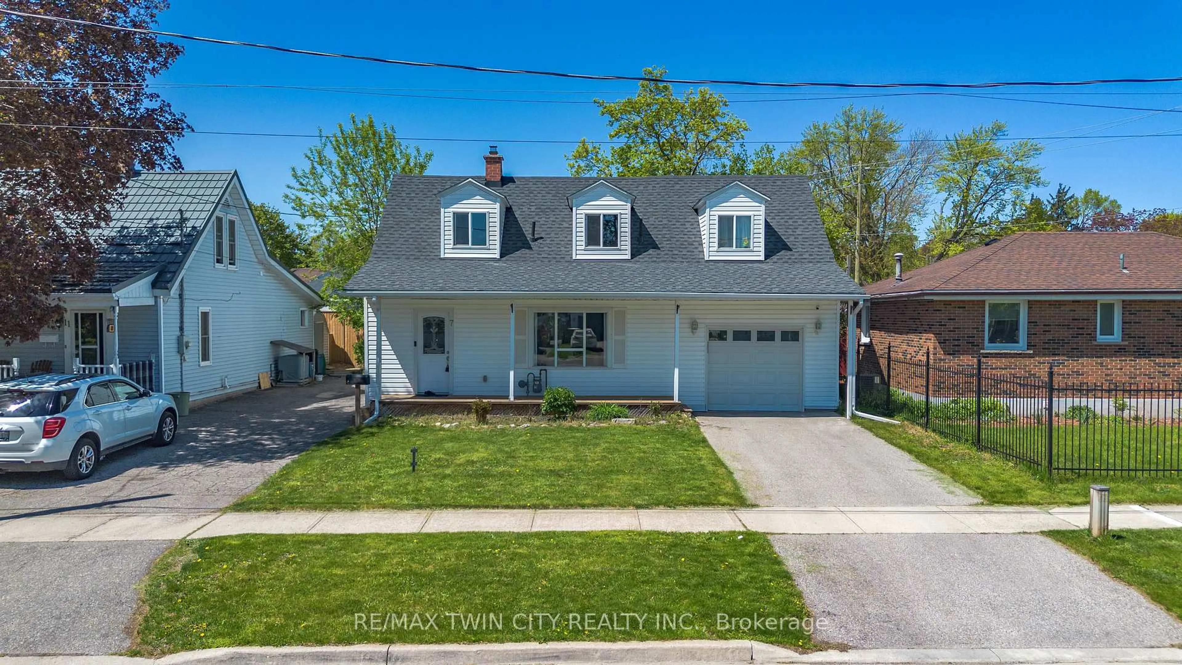 Home with vinyl exterior material, street for 7 Winston Ave, Brantford Ontario N3T 5B6