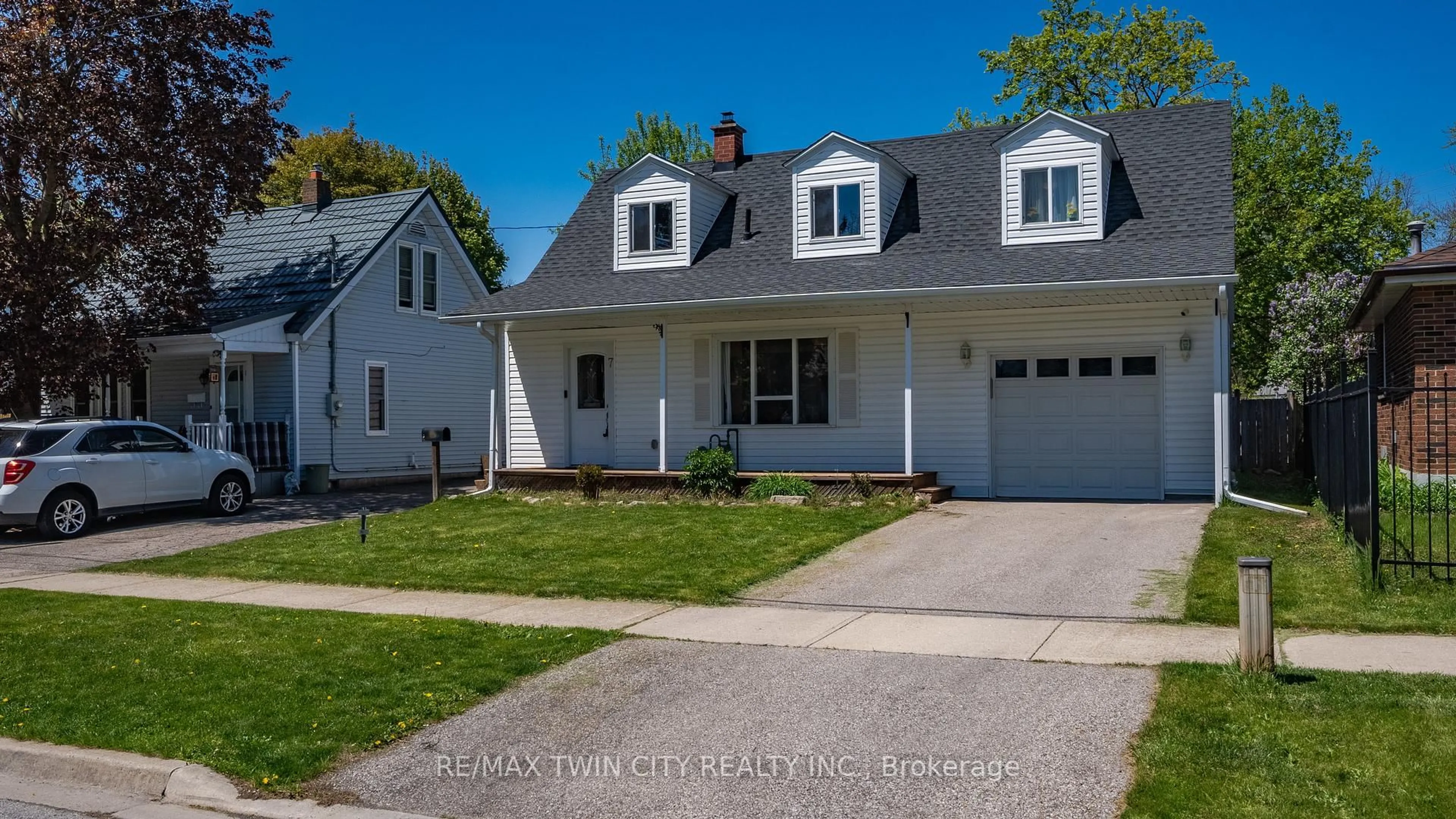 Home with vinyl exterior material, street for 7 Winston Ave, Brantford Ontario N3T 5B6