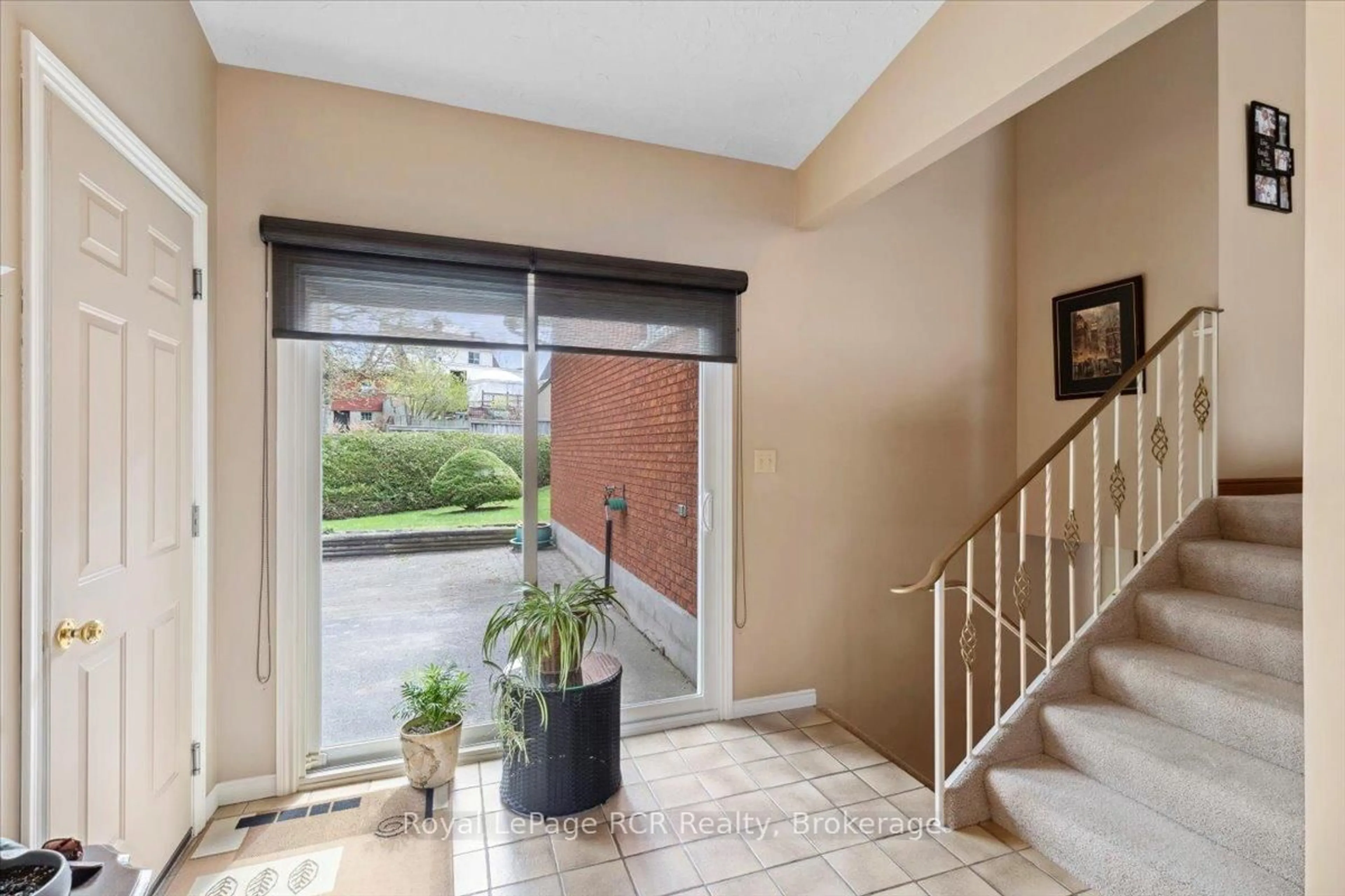 Indoor entryway for 371 4th Ave, Hanover Ontario N4N 2B7