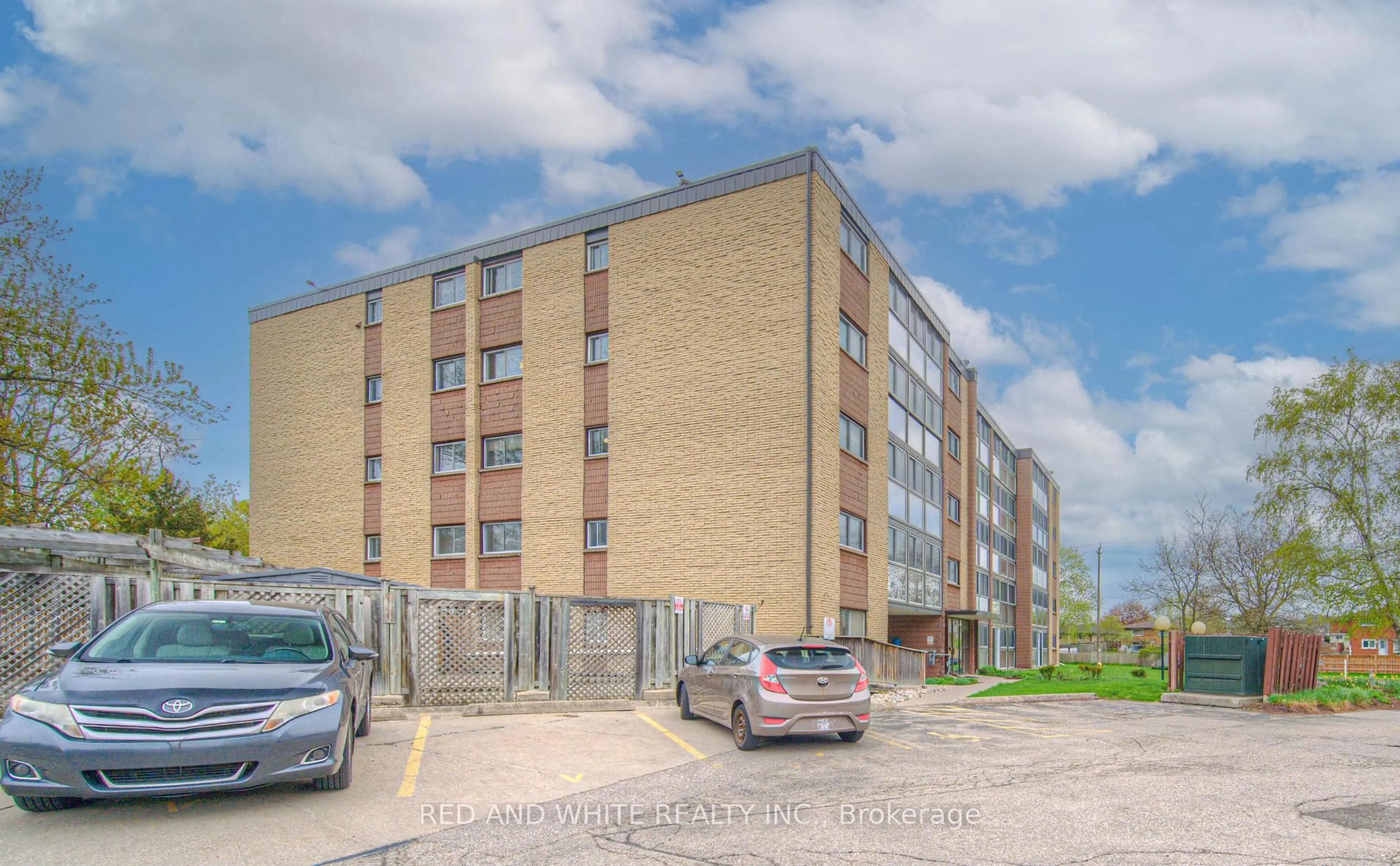A pic from outside/outdoor area/front of a property/back of a property/a pic from drone, building for 400 Champlain Blvd #406, Cambridge Ontario N1R 7J6