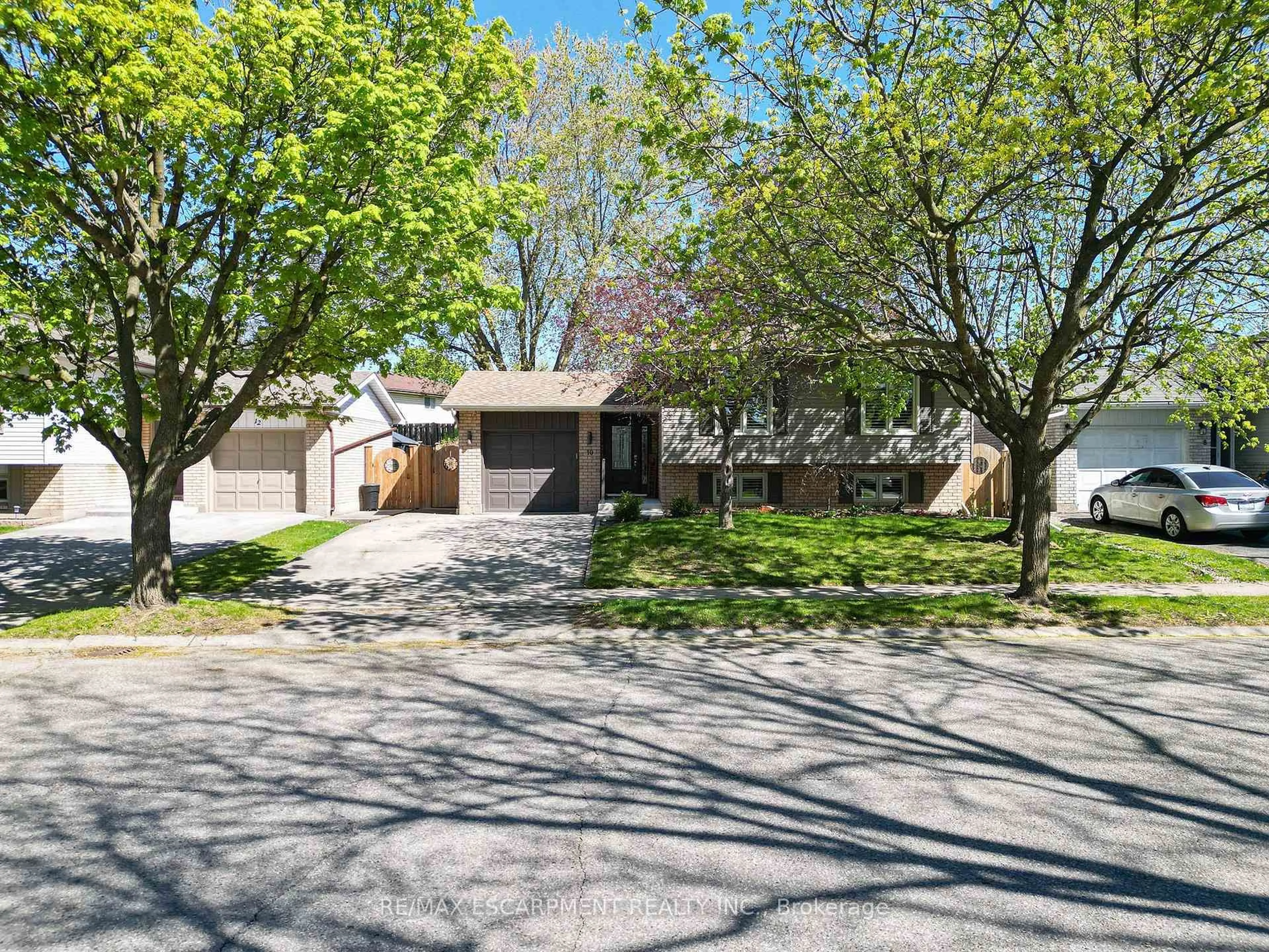 A pic from outside/outdoor area/front of a property/back of a property/a pic from drone, street for 10 Myrtleville Dr, Brantford Ontario N3V 1B8