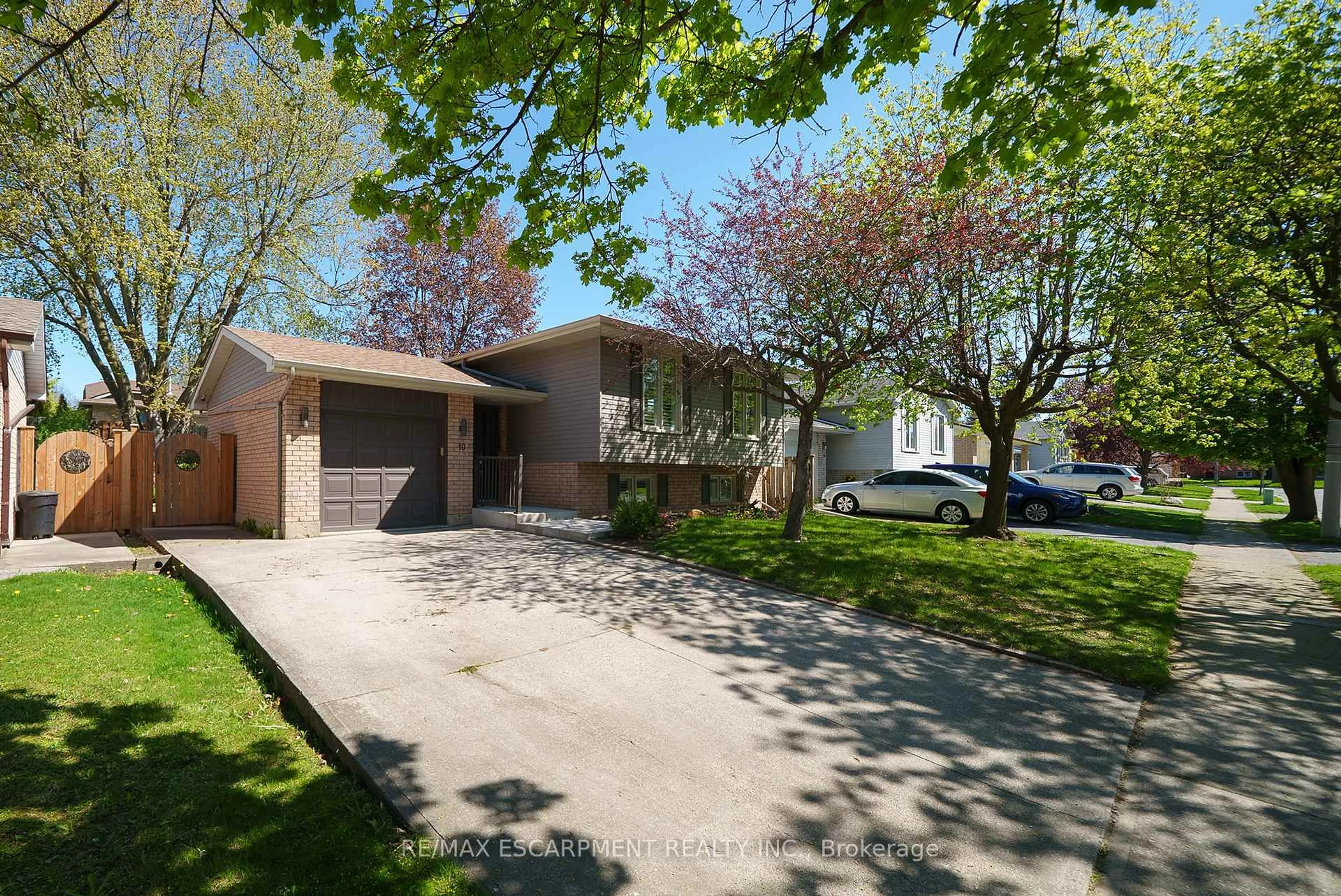 A pic from outside/outdoor area/front of a property/back of a property/a pic from drone, street for 10 Myrtleville Dr, Brantford Ontario N3V 1B8