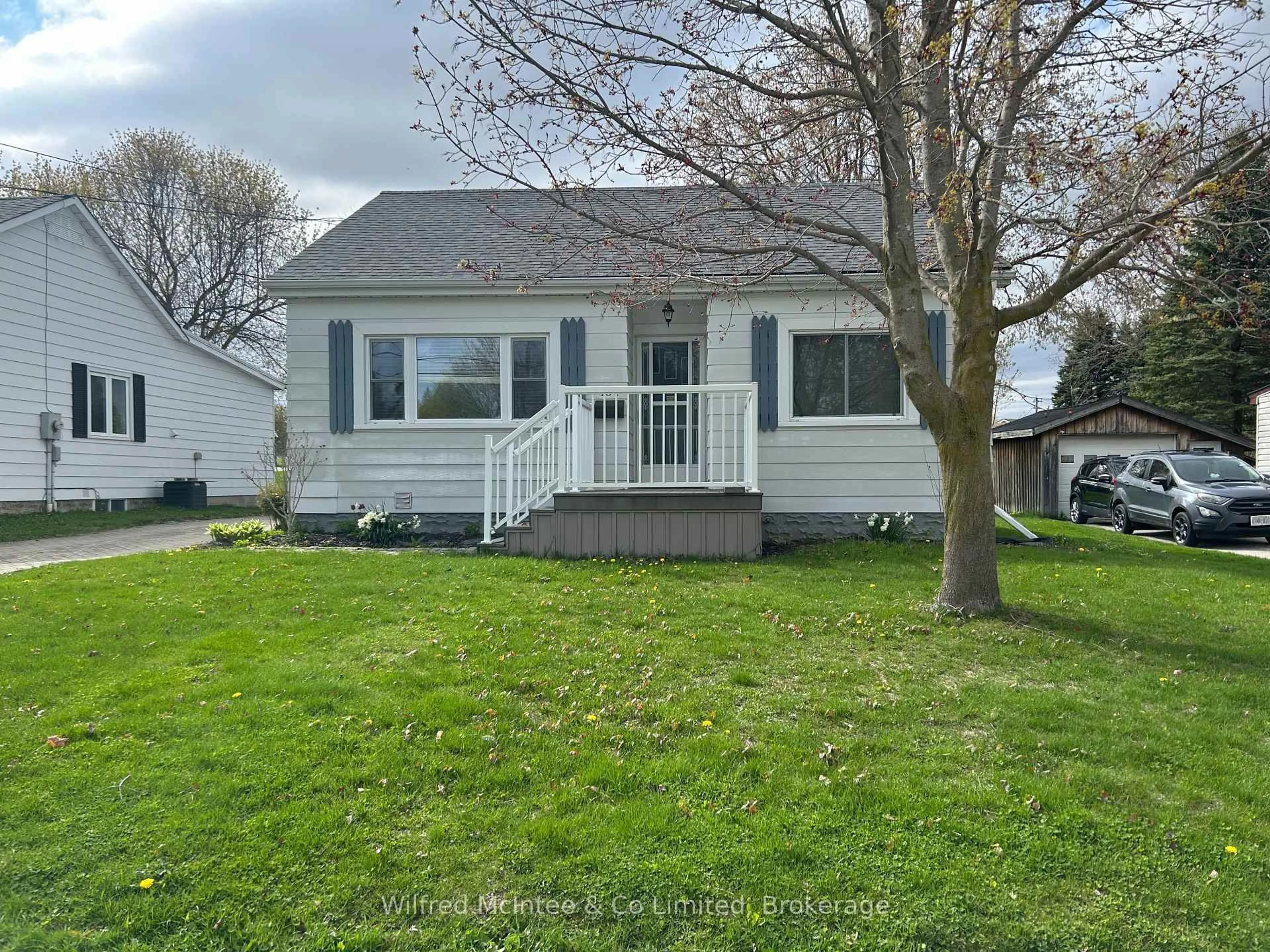 Home with vinyl exterior material, street for 104 Mcgivern St, Brockton Ontario N0G 2V0