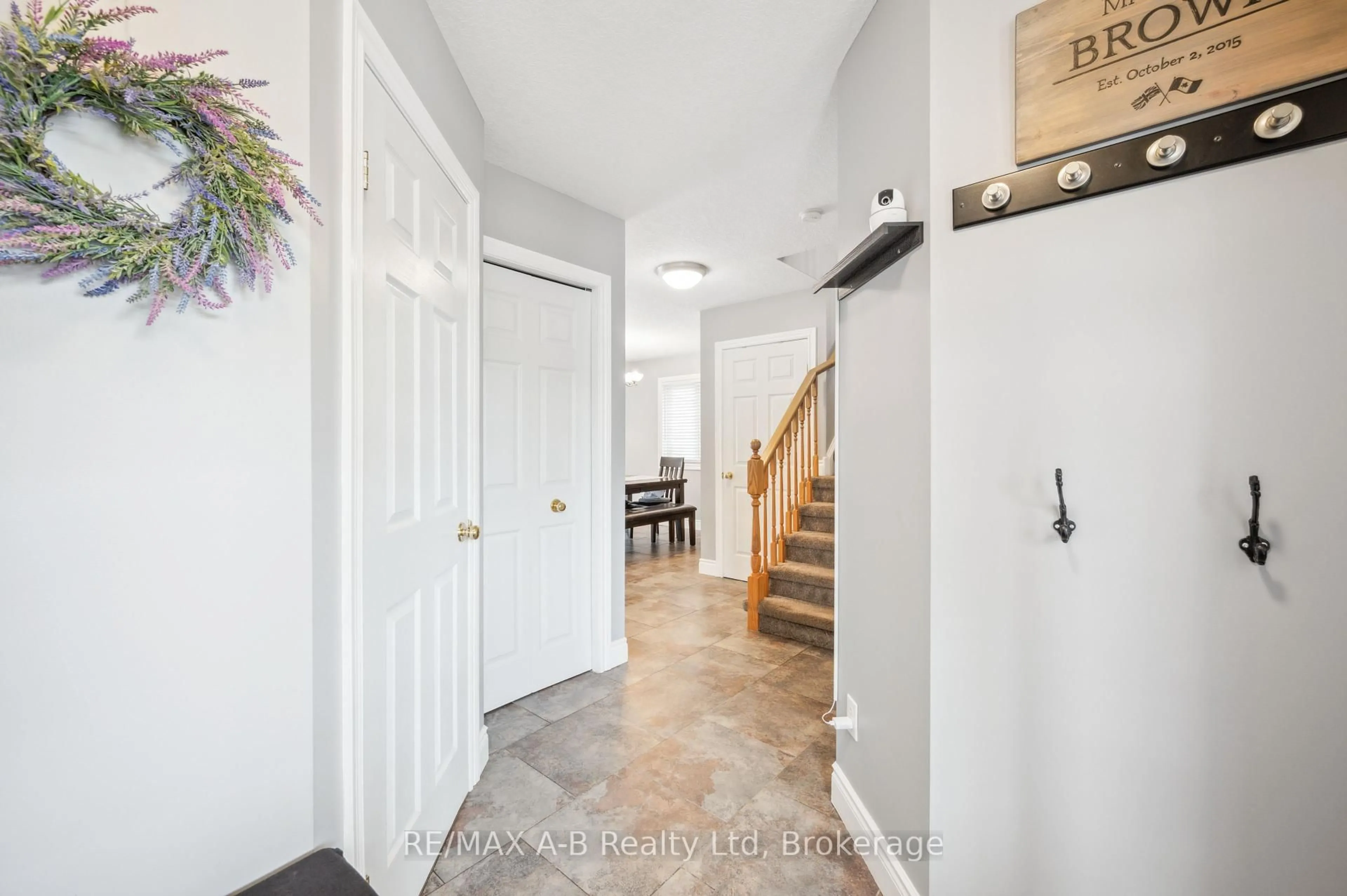 Indoor entryway for 6 Tottenham St, Kitchener Ontario N2R 1V7