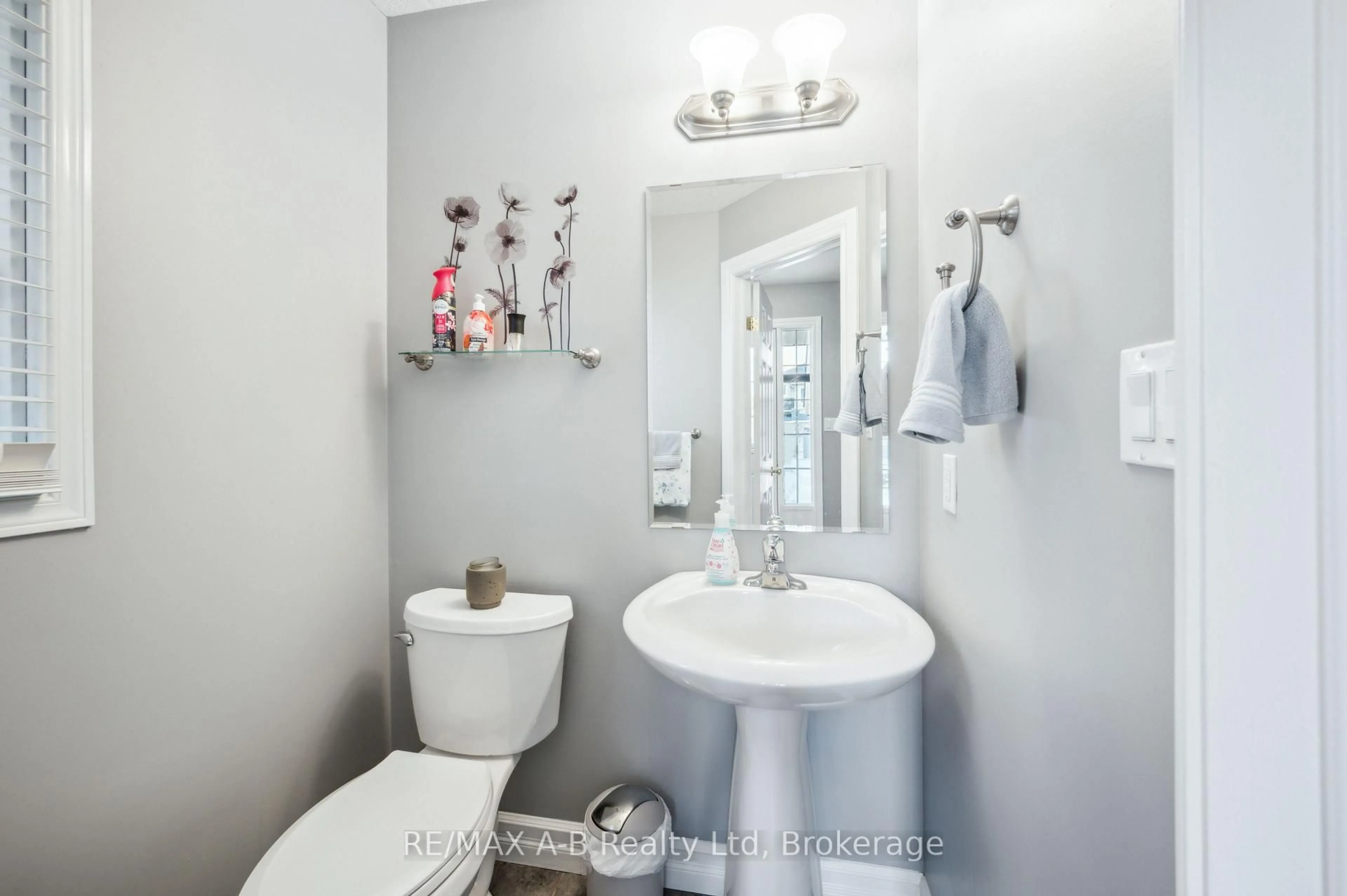 Standard bathroom, ceramic/tile floor for 6 Tottenham St, Kitchener Ontario N2R 1V7