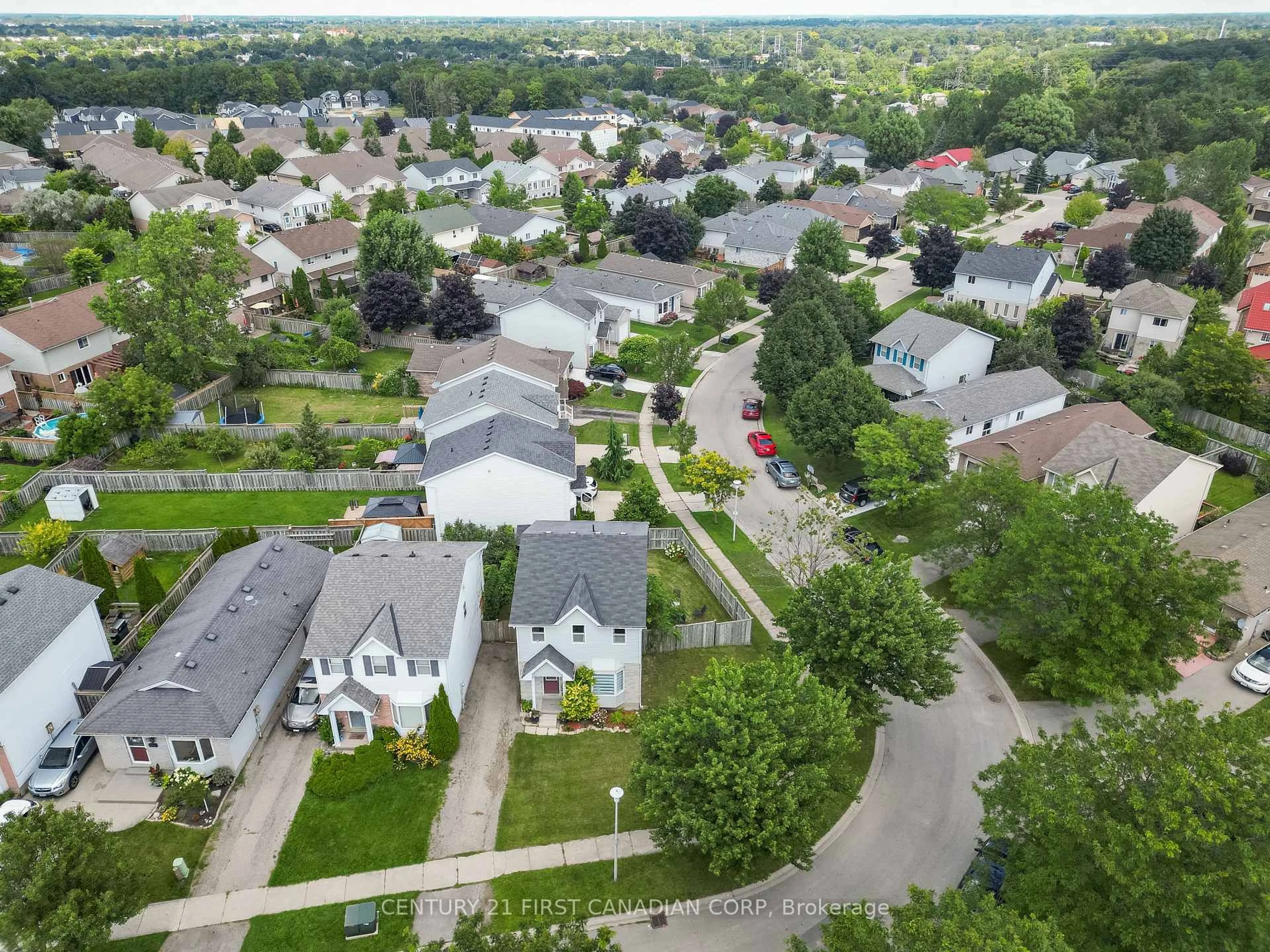 A pic from outside/outdoor area/front of a property/back of a property/a pic from drone, street for 132 Sandy St, London South Ontario N5Z 2C7