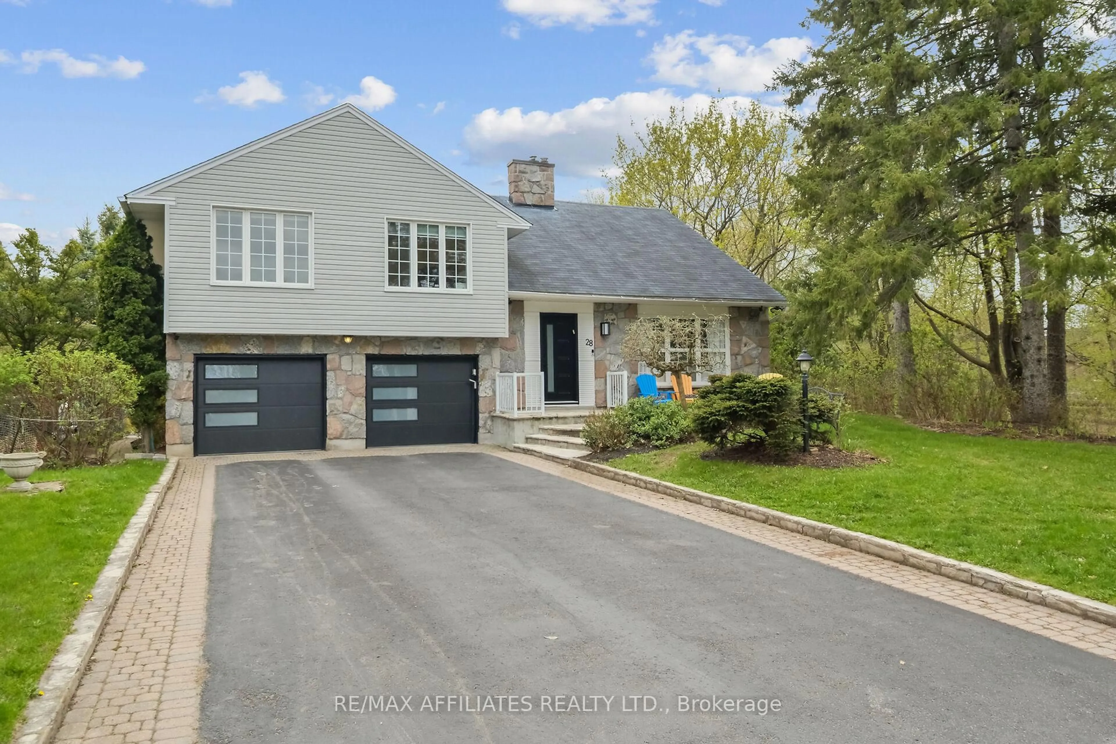 Unknown for 28 Qualicum St, Ottawa Ontario K2H 7G8