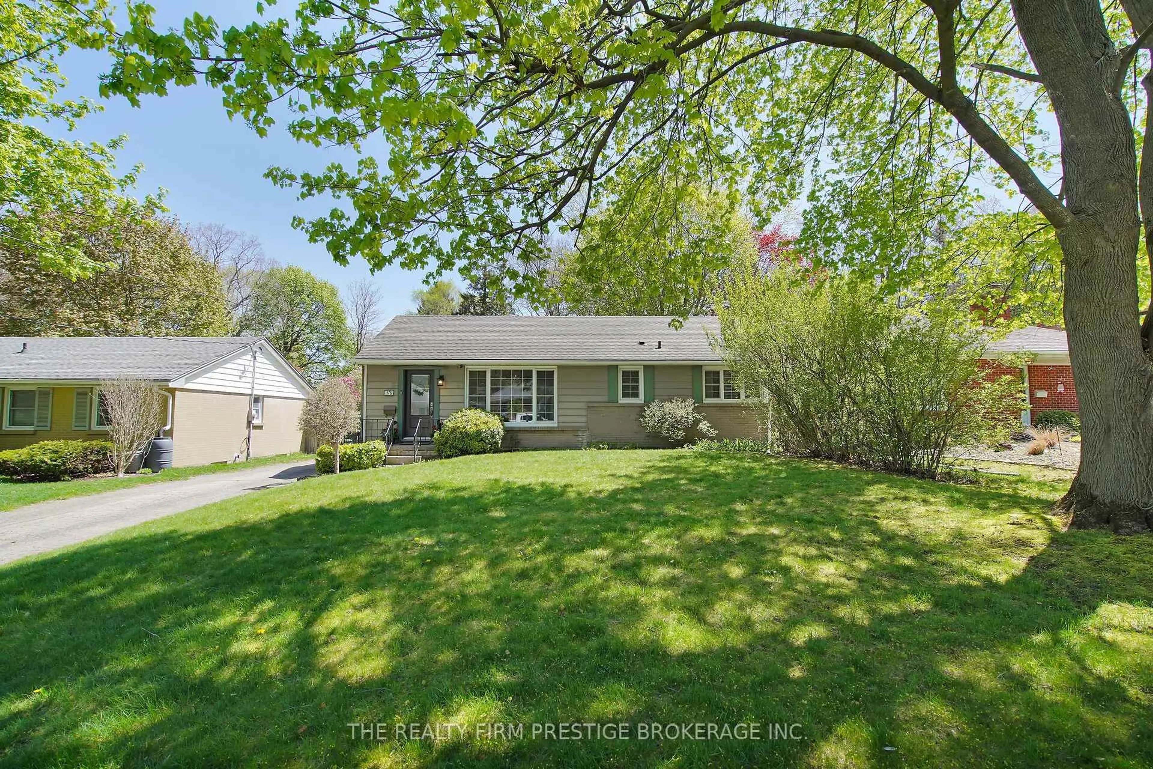 A pic from outside/outdoor area/front of a property/back of a property/a pic from drone, street for 378 Stephen St, London South Ontario N6K 2N3
