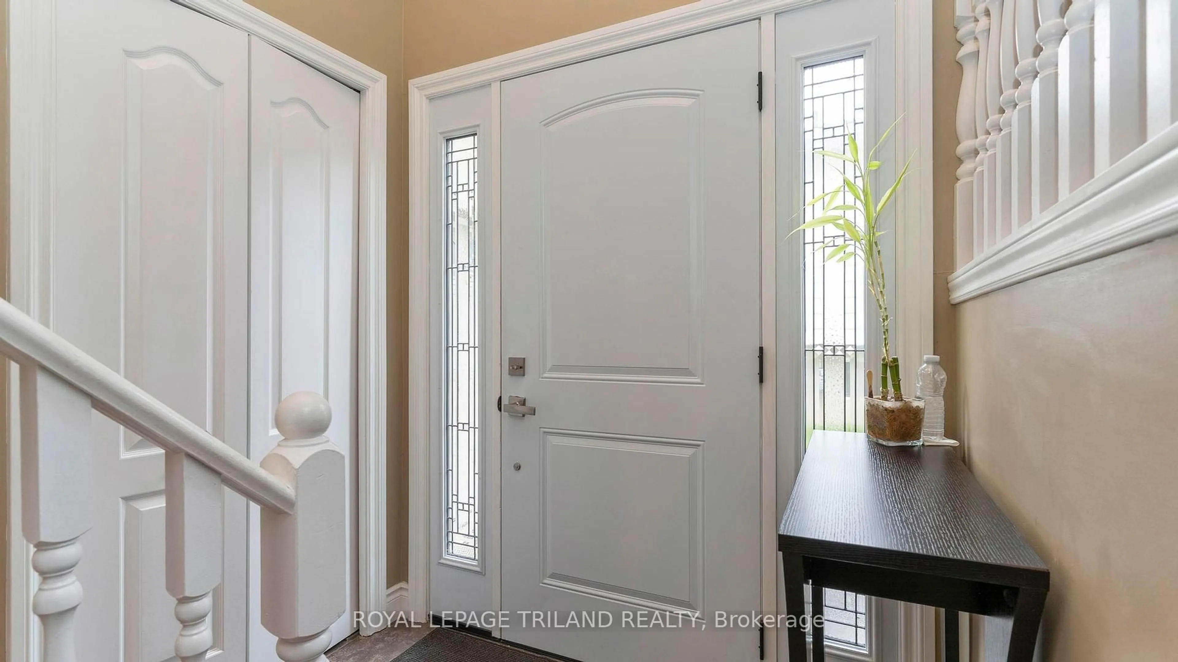 Indoor entryway for 50 Lysanda Ave, London South Ontario N5Z 4L3