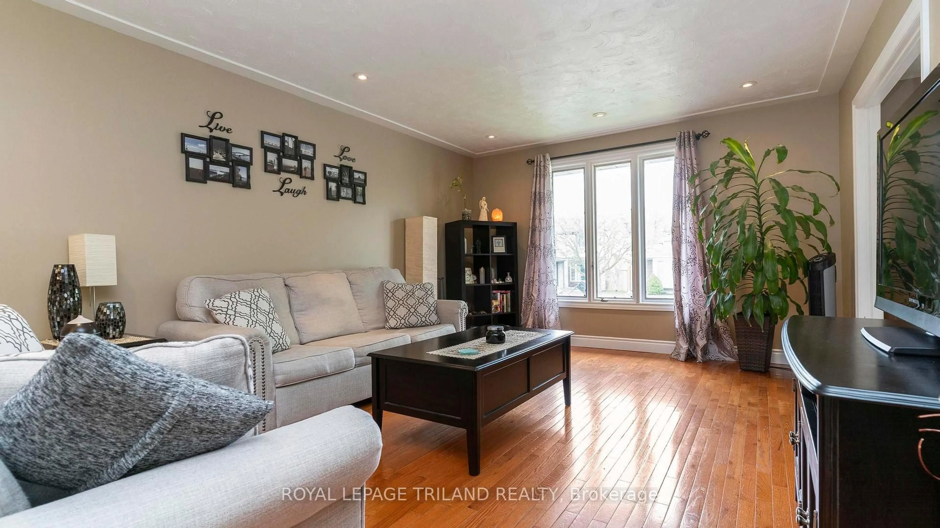 Living room with furniture, wood/laminate floor for 50 Lysanda Ave, London South Ontario N5Z 4L3