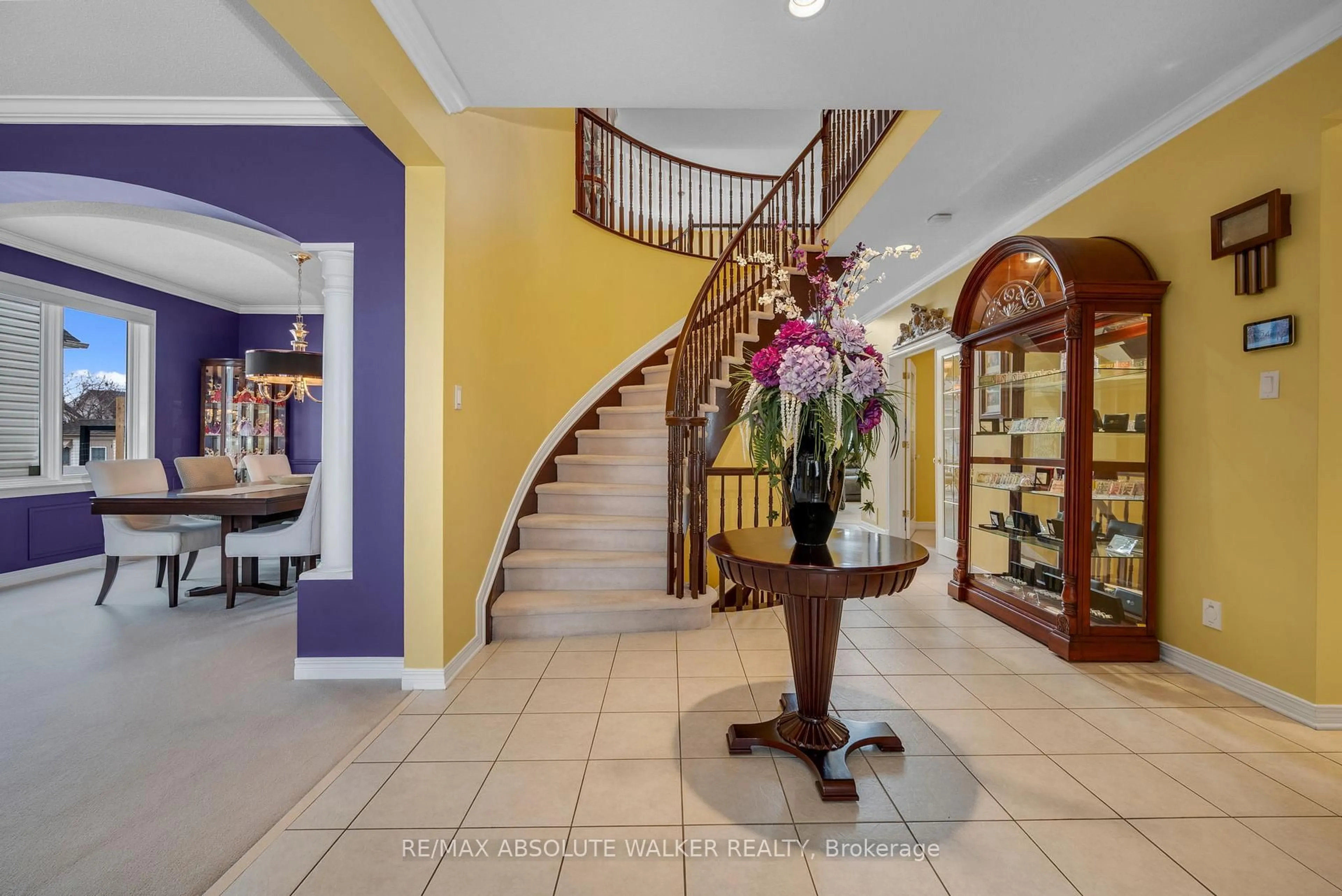 Indoor foyer for 859 Martello Dr, Ottawa Ontario K4A 4E3