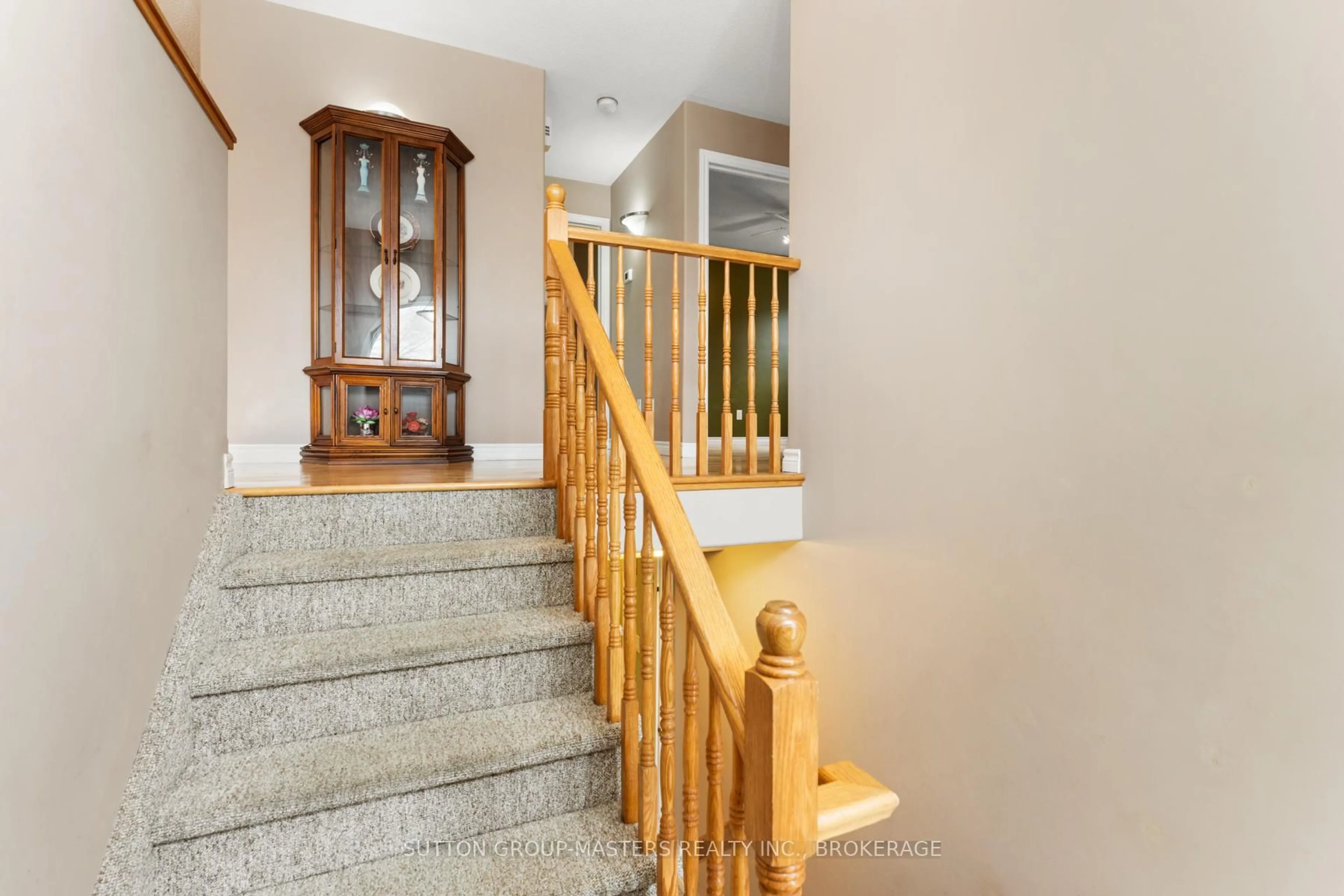 Indoor foyer for 440 Dolshire St, Kingston Ontario K7M 9B4
