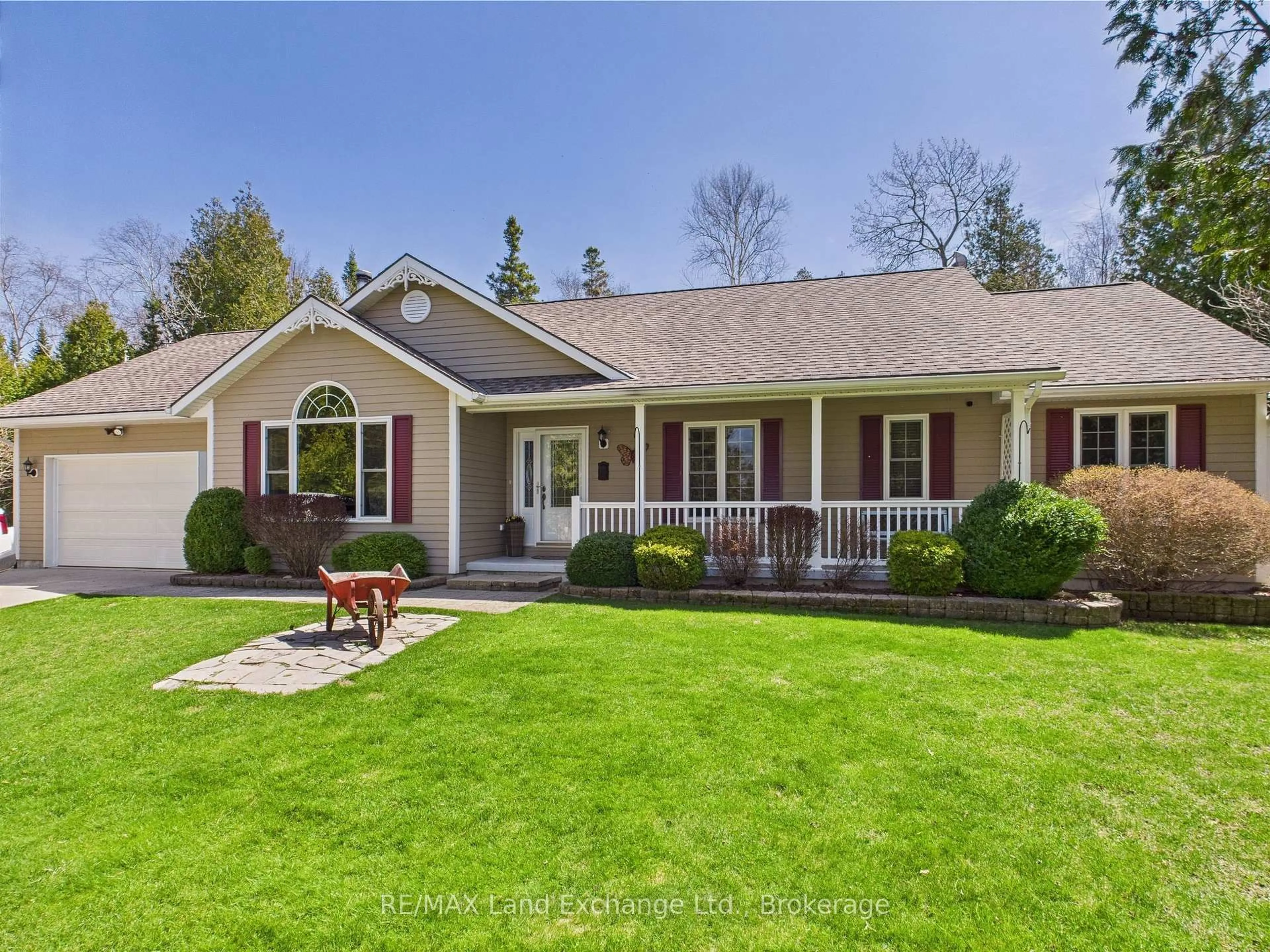 Home with vinyl exterior material, street for 480 Sunset Dr, Kincardine Ontario N0H 2C0
