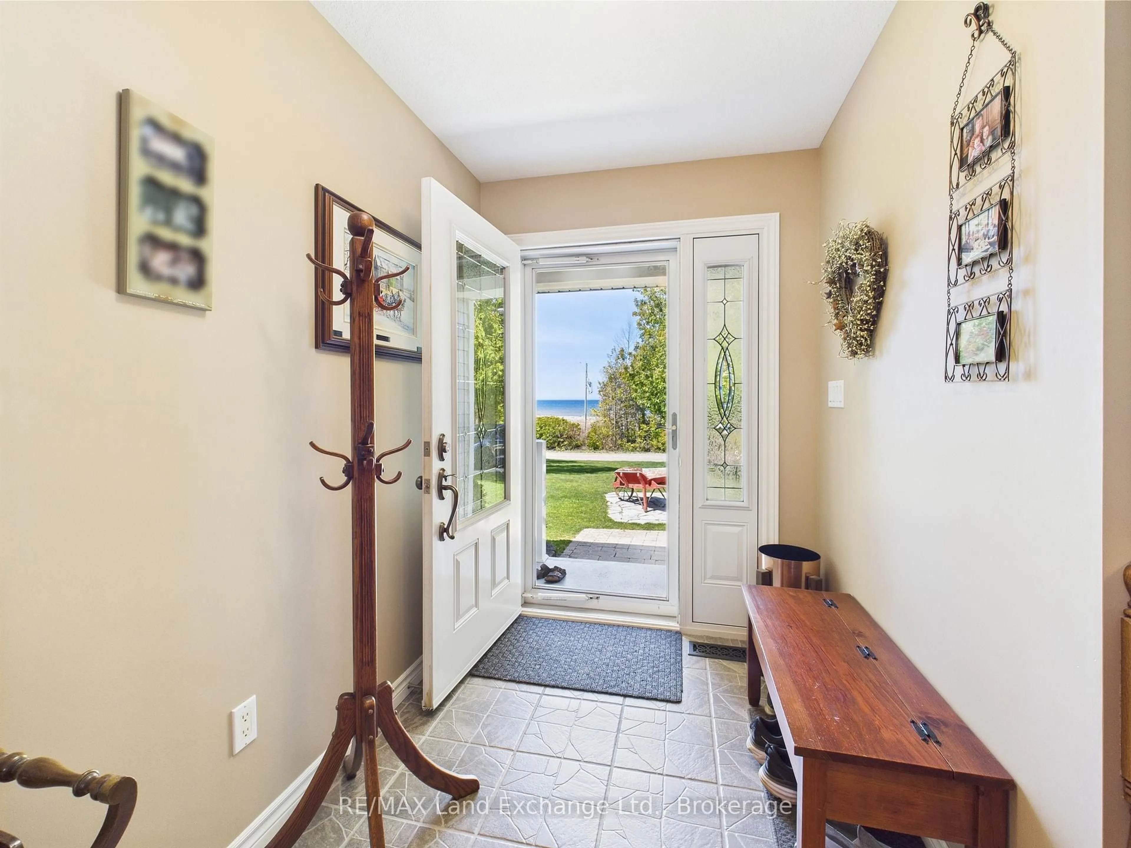 Indoor entryway for 480 Sunset Dr, Kincardine Ontario N0H 2C0