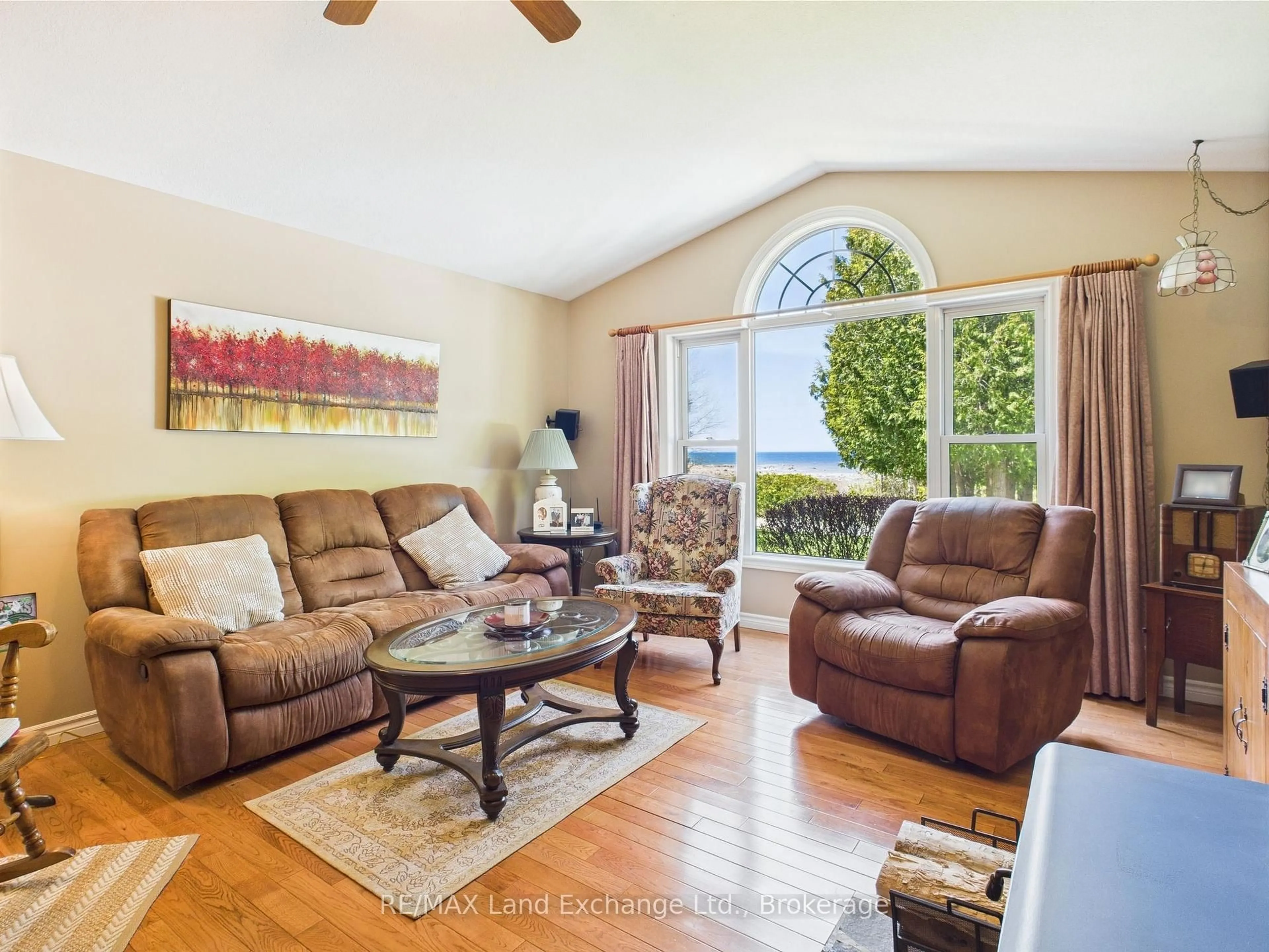 Living room with furniture, unknown for 480 Sunset Dr, Kincardine Ontario N0H 2C0
