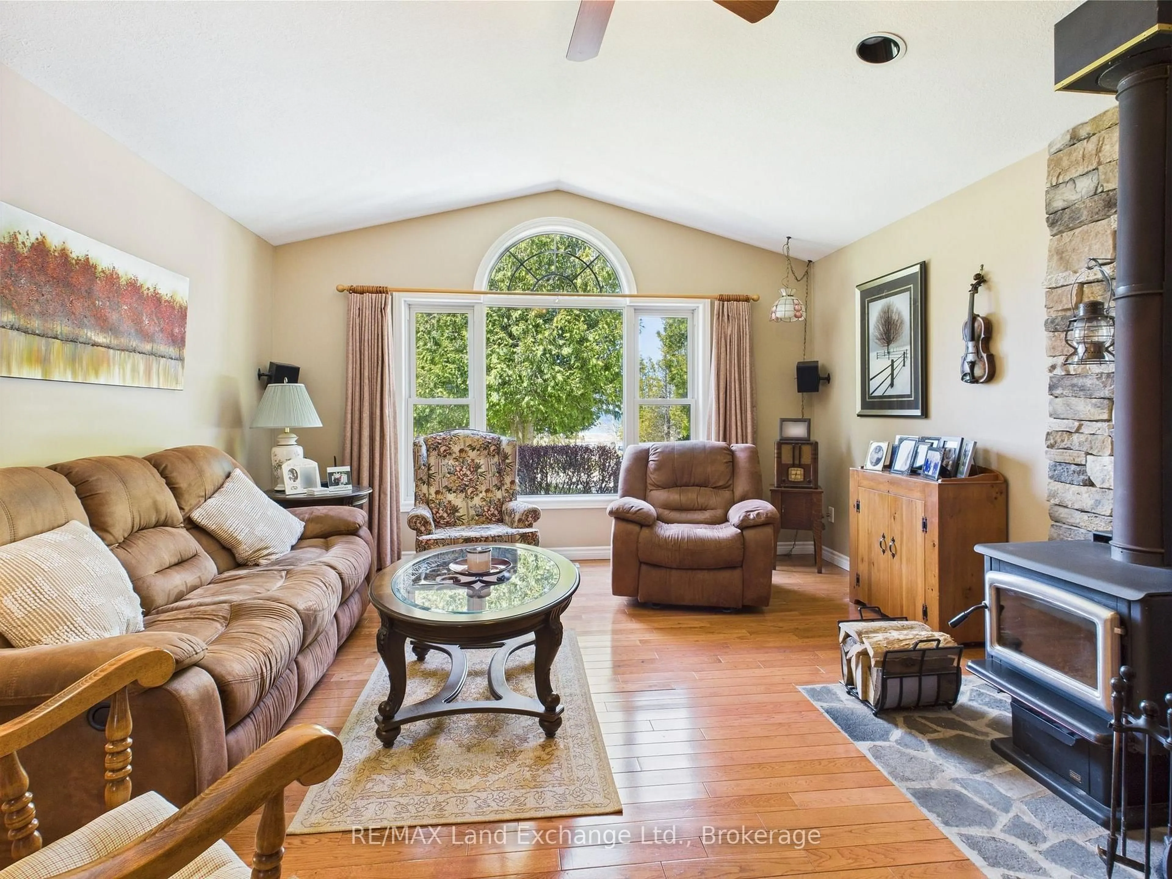Living room with furniture, unknown for 480 Sunset Dr, Kincardine Ontario N0H 2C0