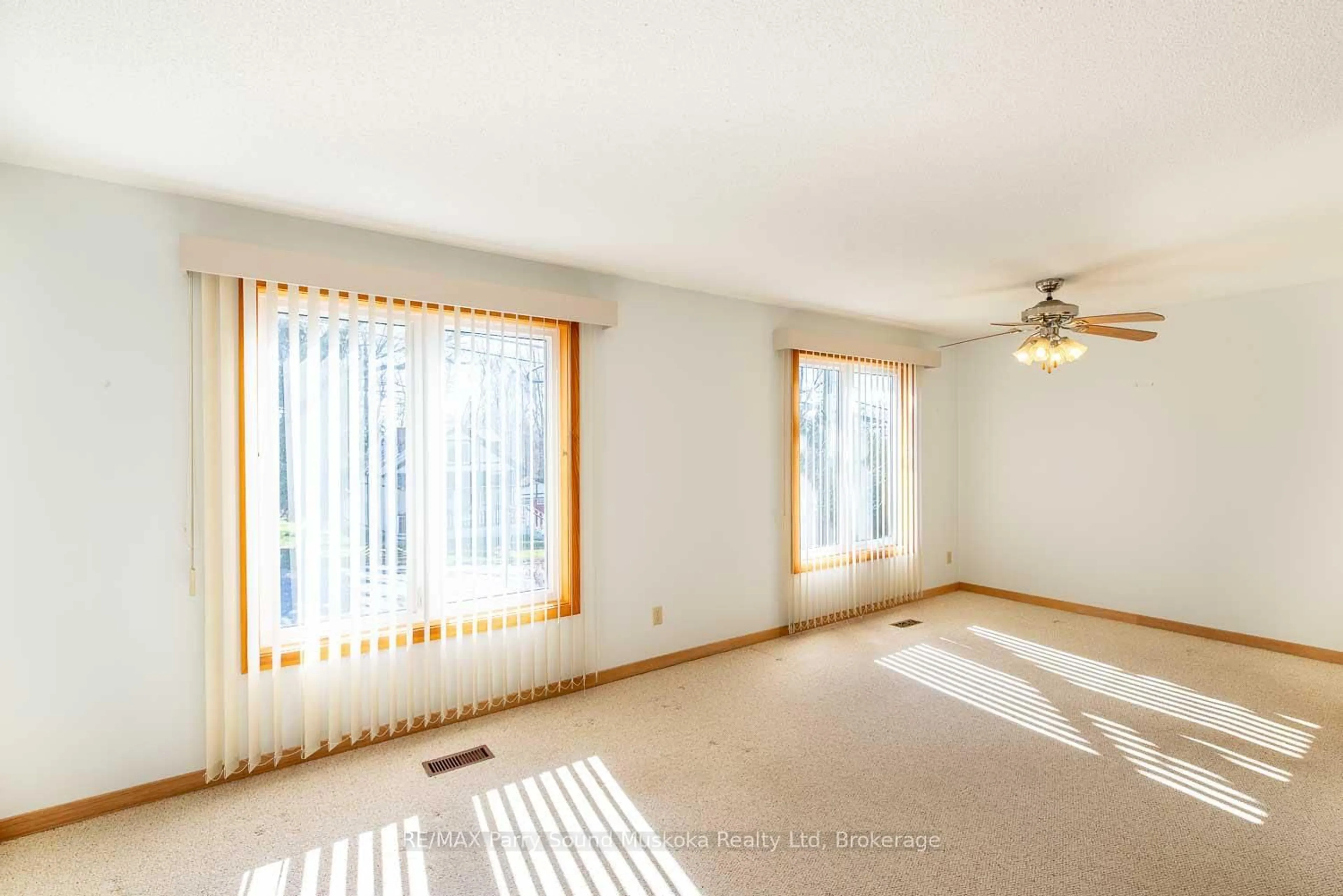 A pic of a room for 38 Yonge St, Huntsville Ontario P1B 1B1