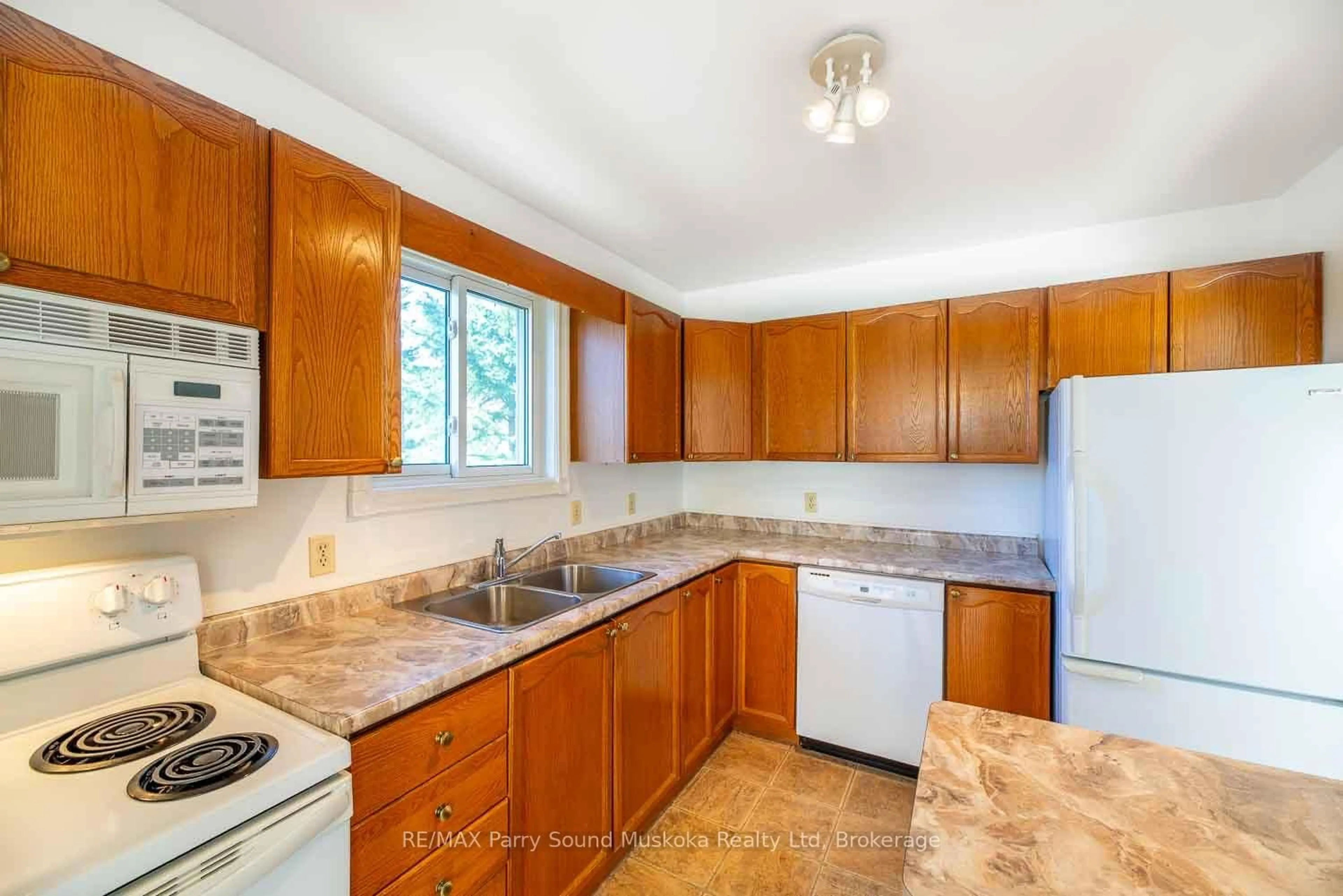 Standard kitchen, ceramic/tile floor for 38 Yonge St, Huntsville Ontario P1B 1B1