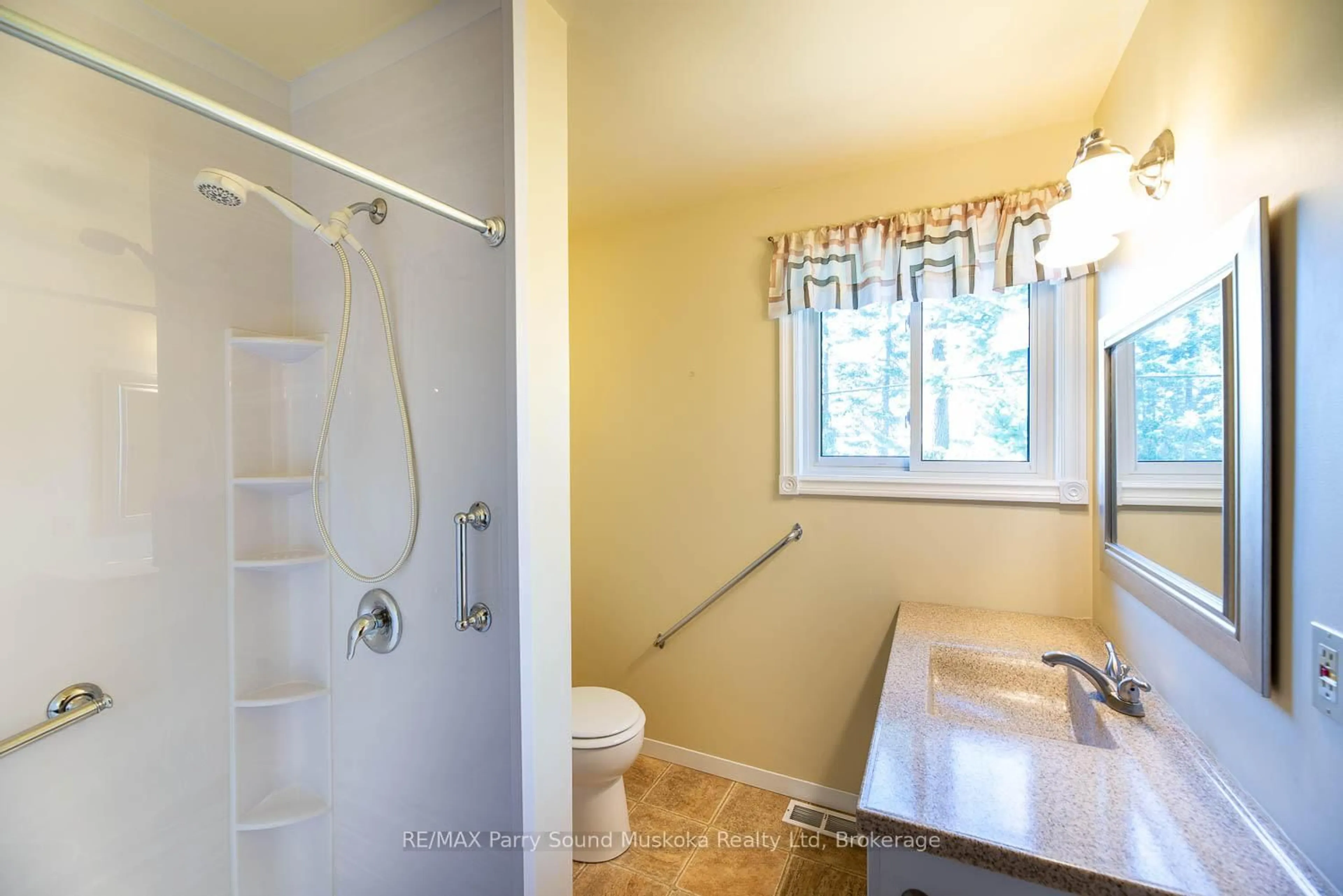 Standard bathroom, ceramic/tile floor for 38 Yonge St, Huntsville Ontario P1B 1B1