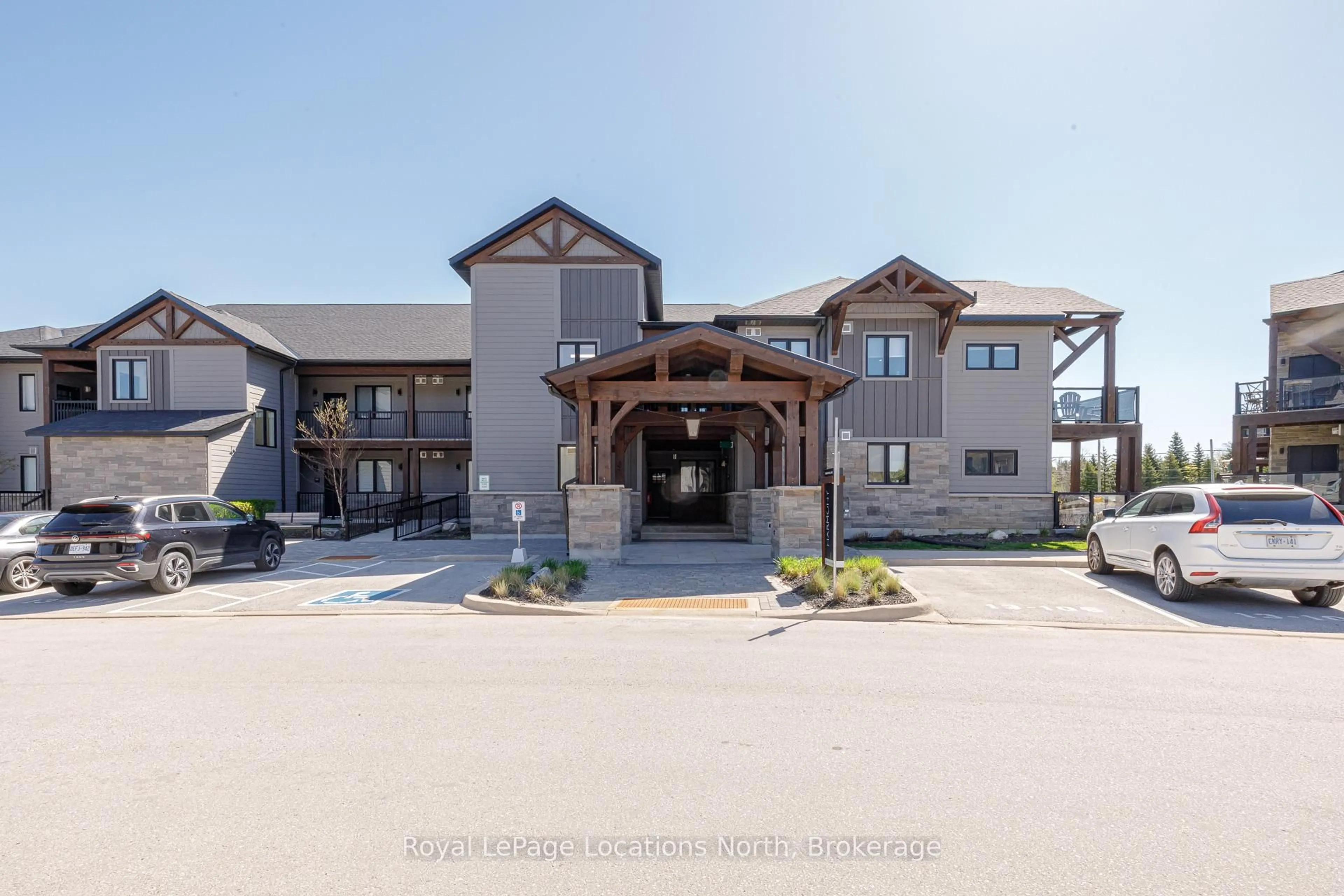 Indoor foyer for 13 Beausoleil Lane #101, Blue Mountains Ontario L9Y 2X5