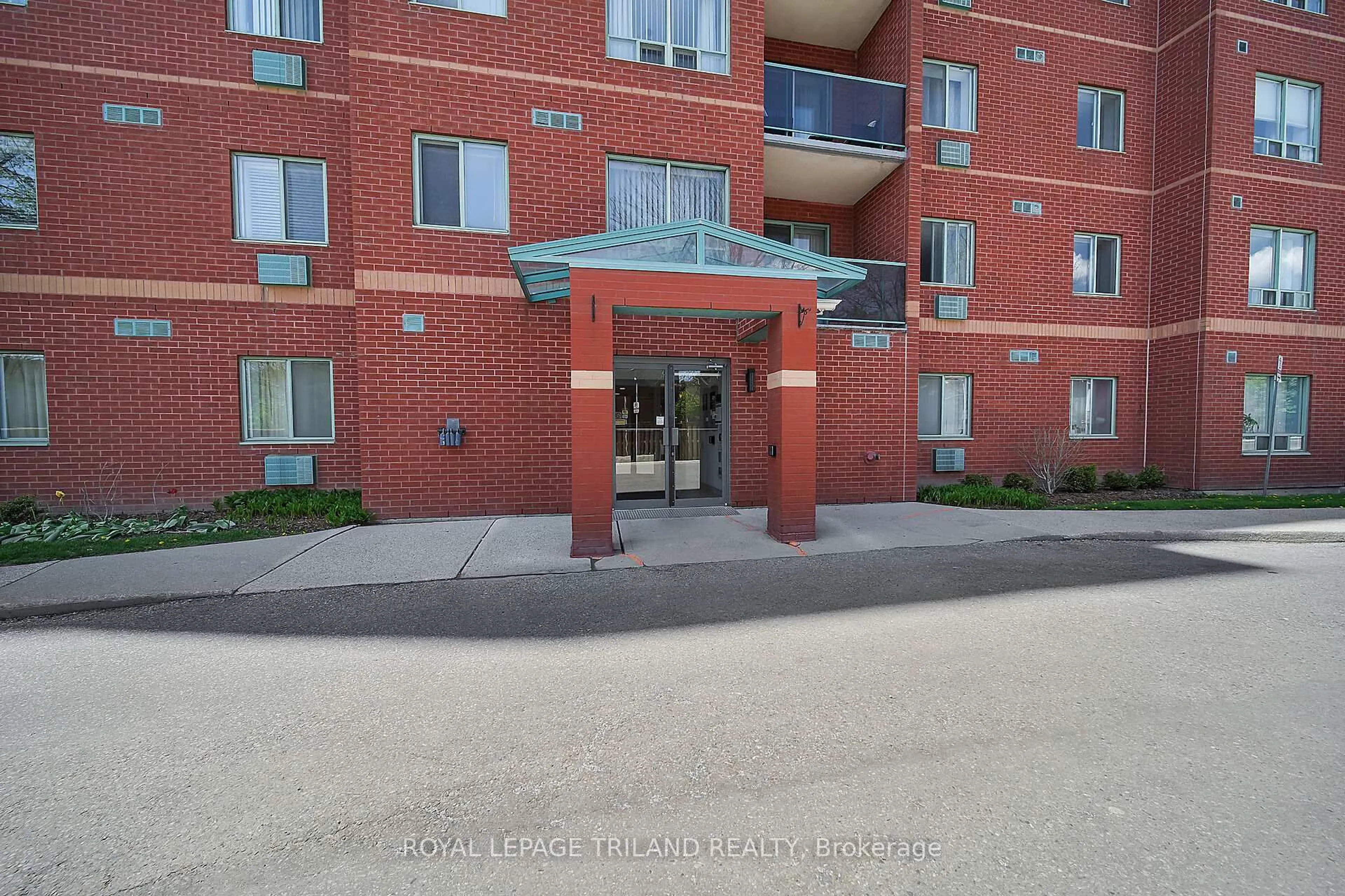 Indoor foyer for 76 BASE LINE Rd #902, London South Ontario N6J 4X6