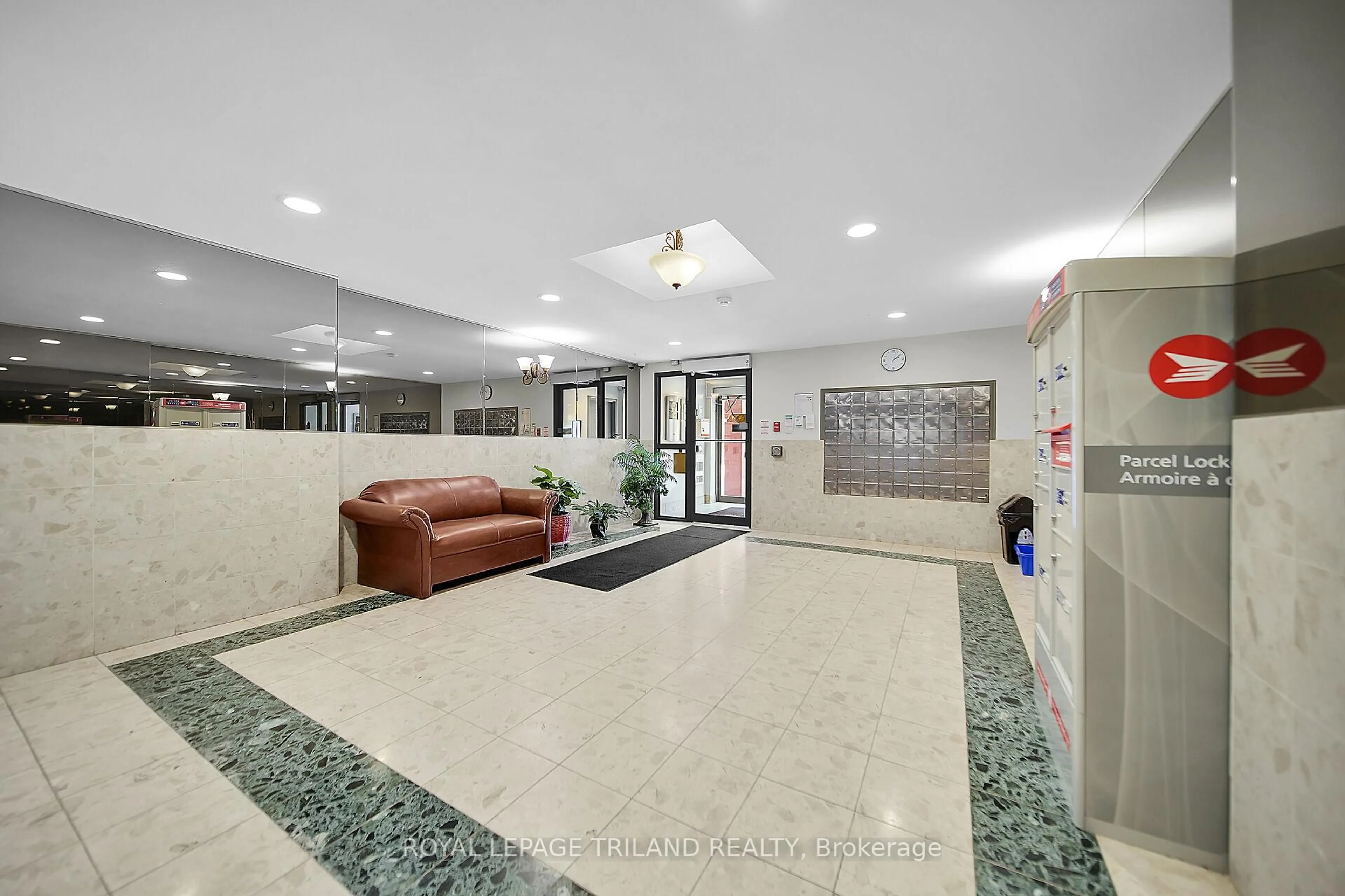 Lobby for 76 BASE LINE Rd #902, London South Ontario N6J 4X6