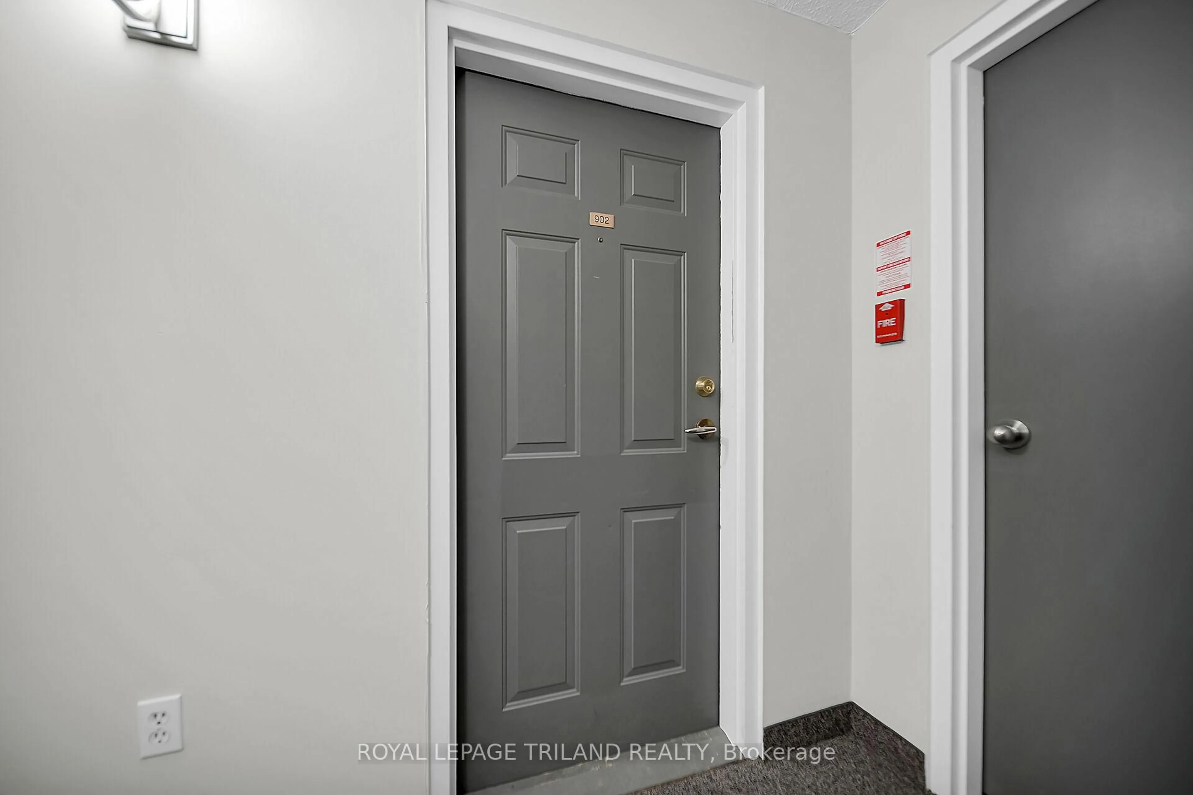 Indoor entryway for 76 BASE LINE Rd #902, London South Ontario N6J 4X6
