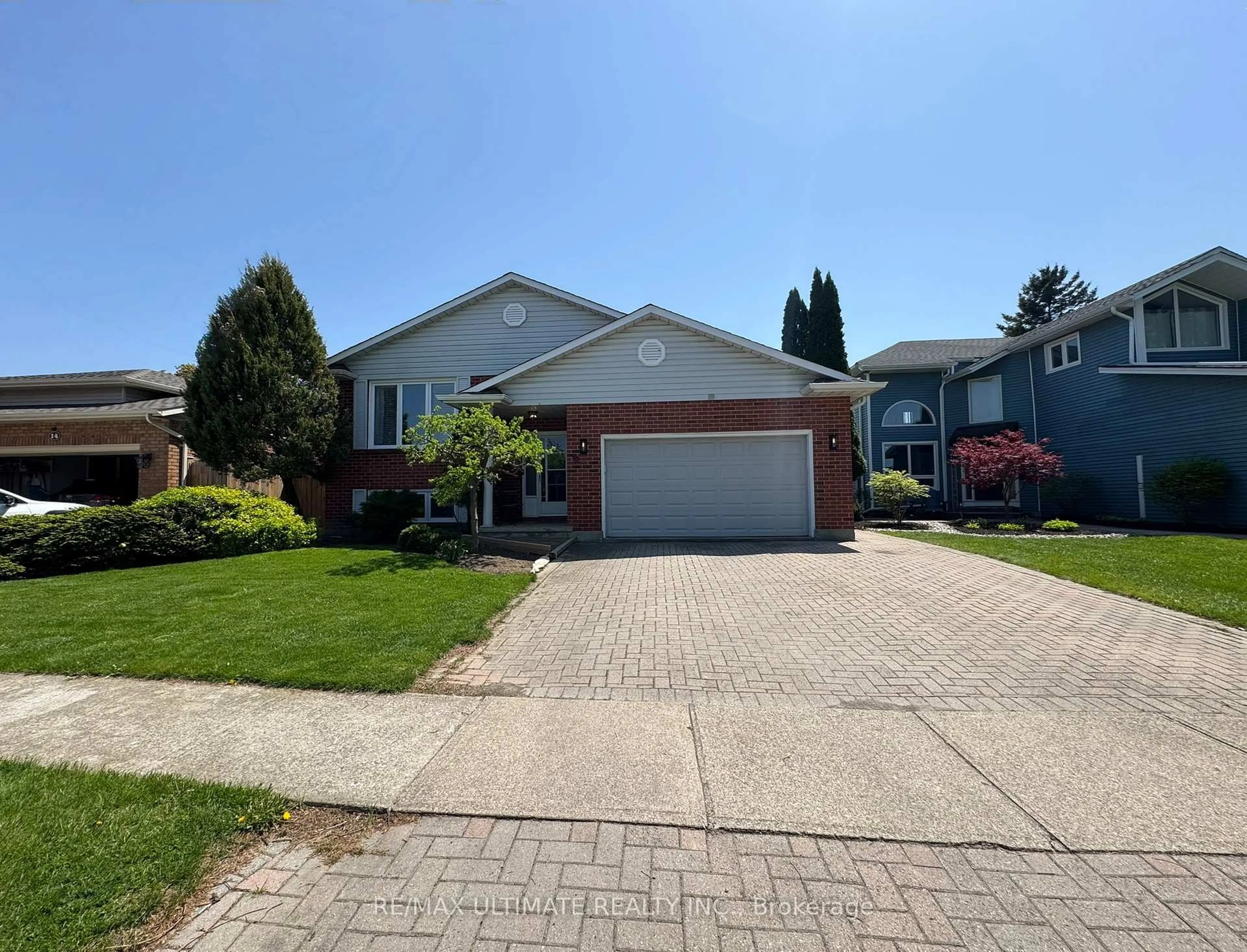 Home with vinyl exterior material, street for 12 Stoney Brook Cres, St. Catharines Ontario L2S 3J3