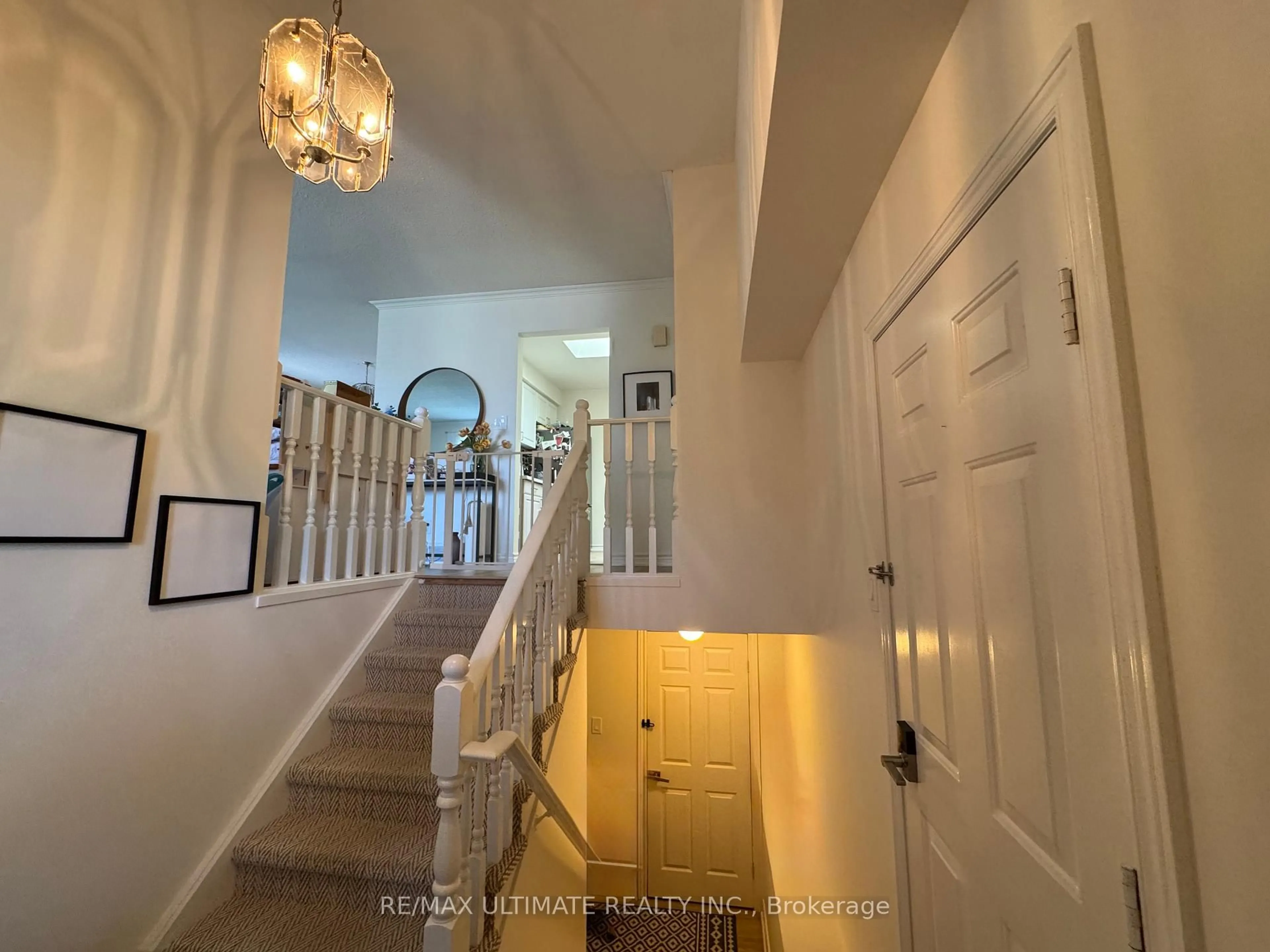 Indoor entryway for 12 Stoney Brook Cres, St. Catharines Ontario L2S 3J3