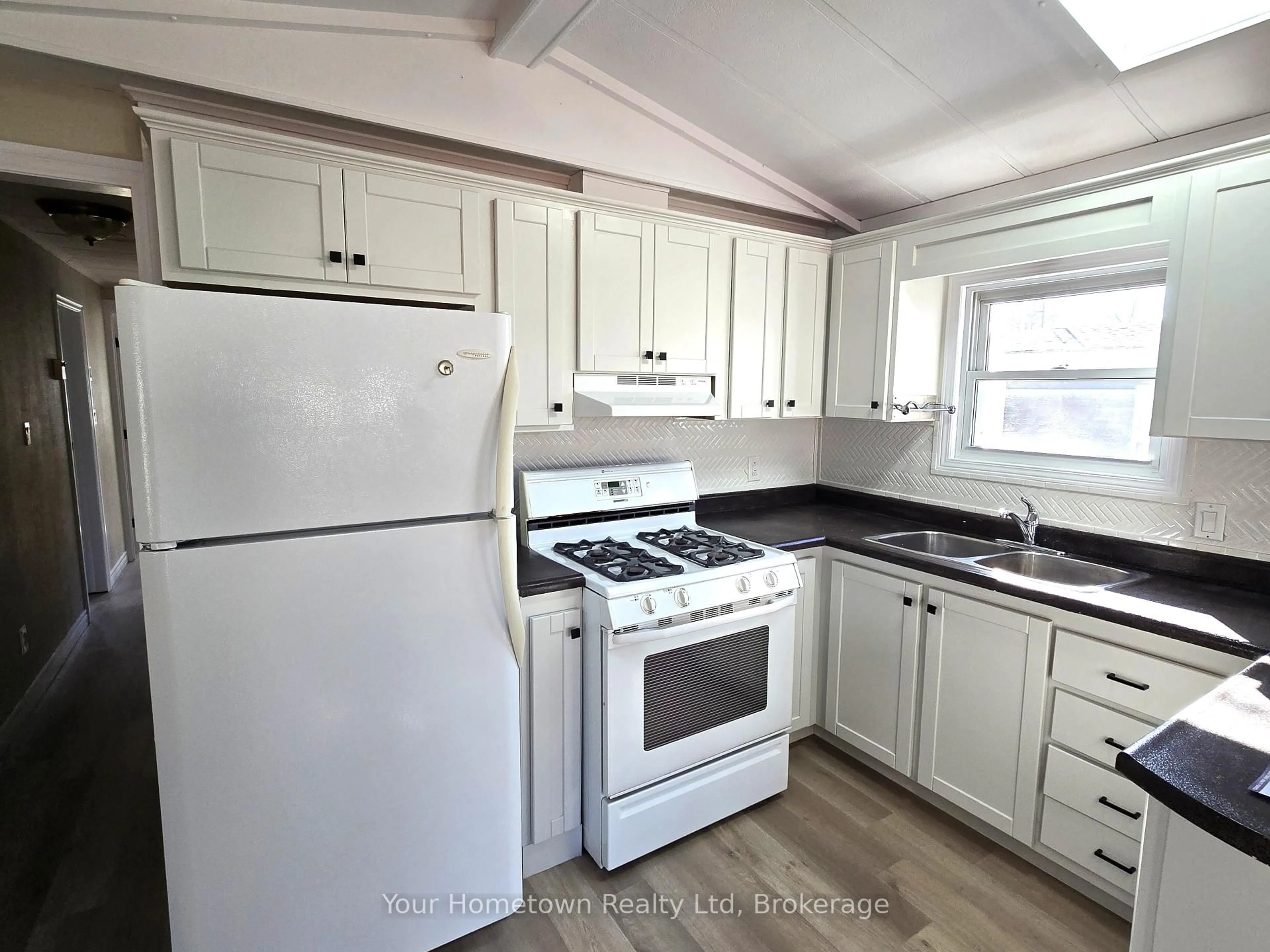 Standard kitchen, unknown for 483 Spruce St, Centre Wellington Ontario N1M 2W5