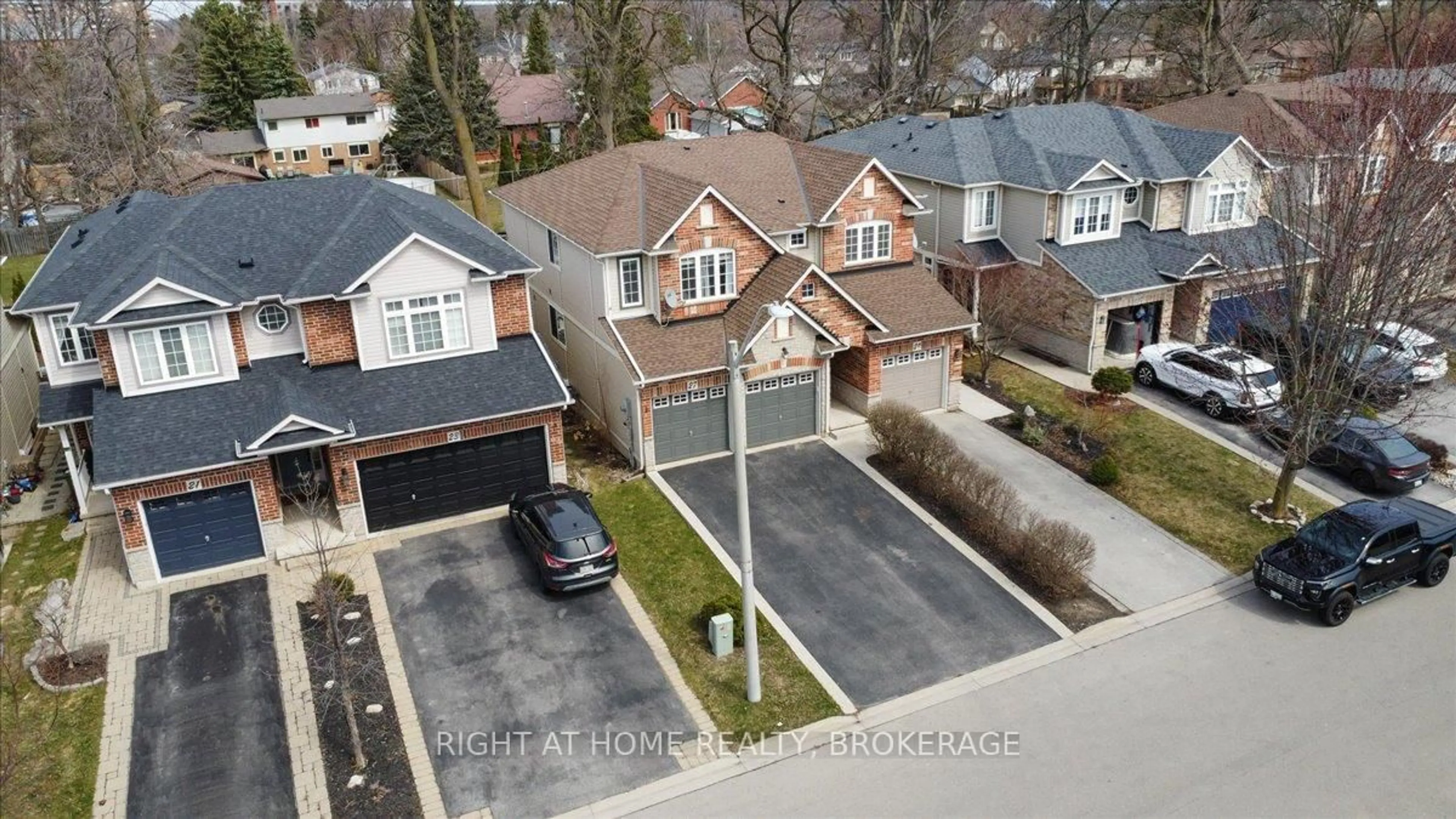A pic from outside/outdoor area/front of a property/back of a property/a pic from drone, street for 27 Sunnycroft Crt, Hamilton Ontario L8B 0L3
