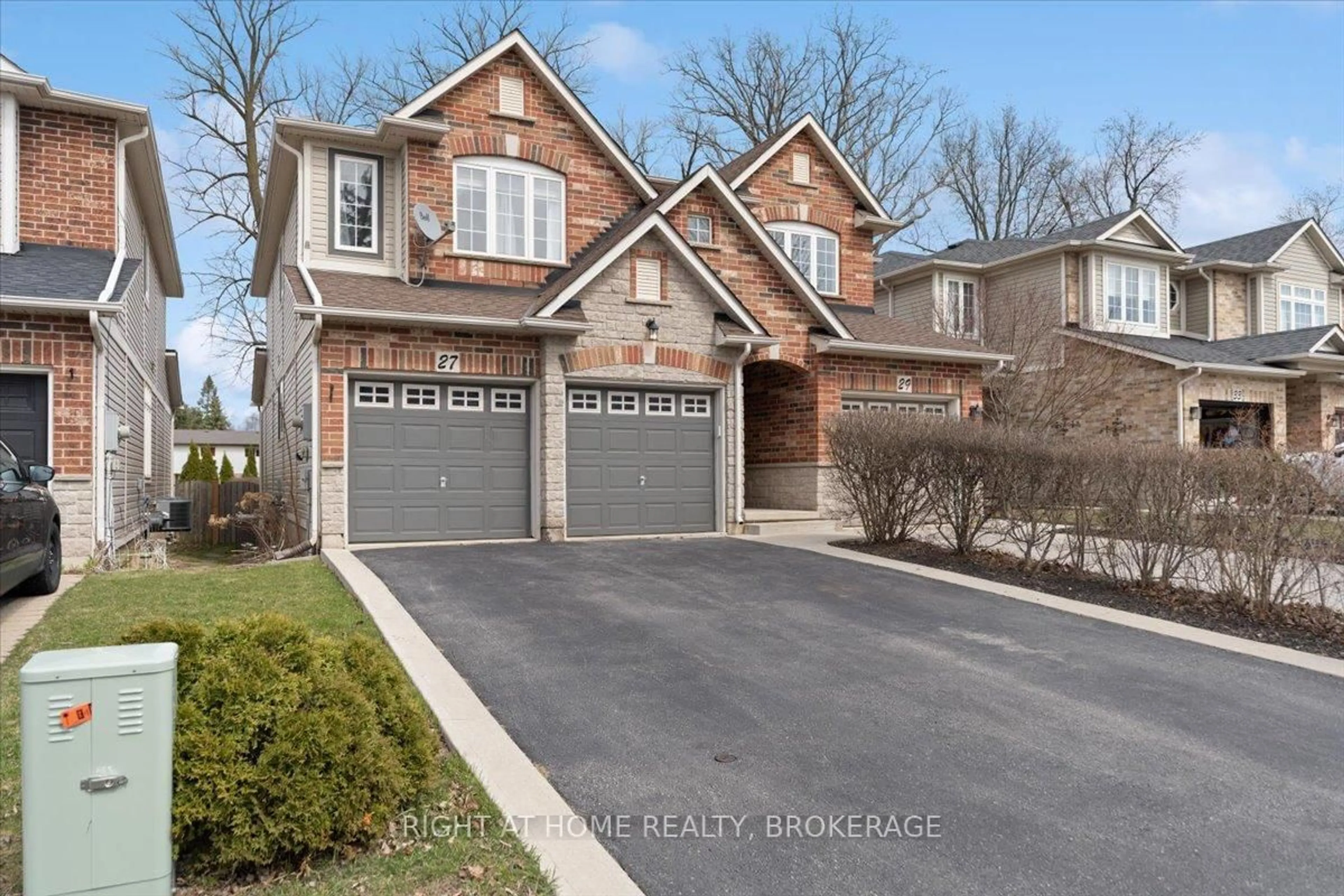 Home with brick exterior material, street for 27 Sunnycroft Crt, Hamilton Ontario L8B 0L3
