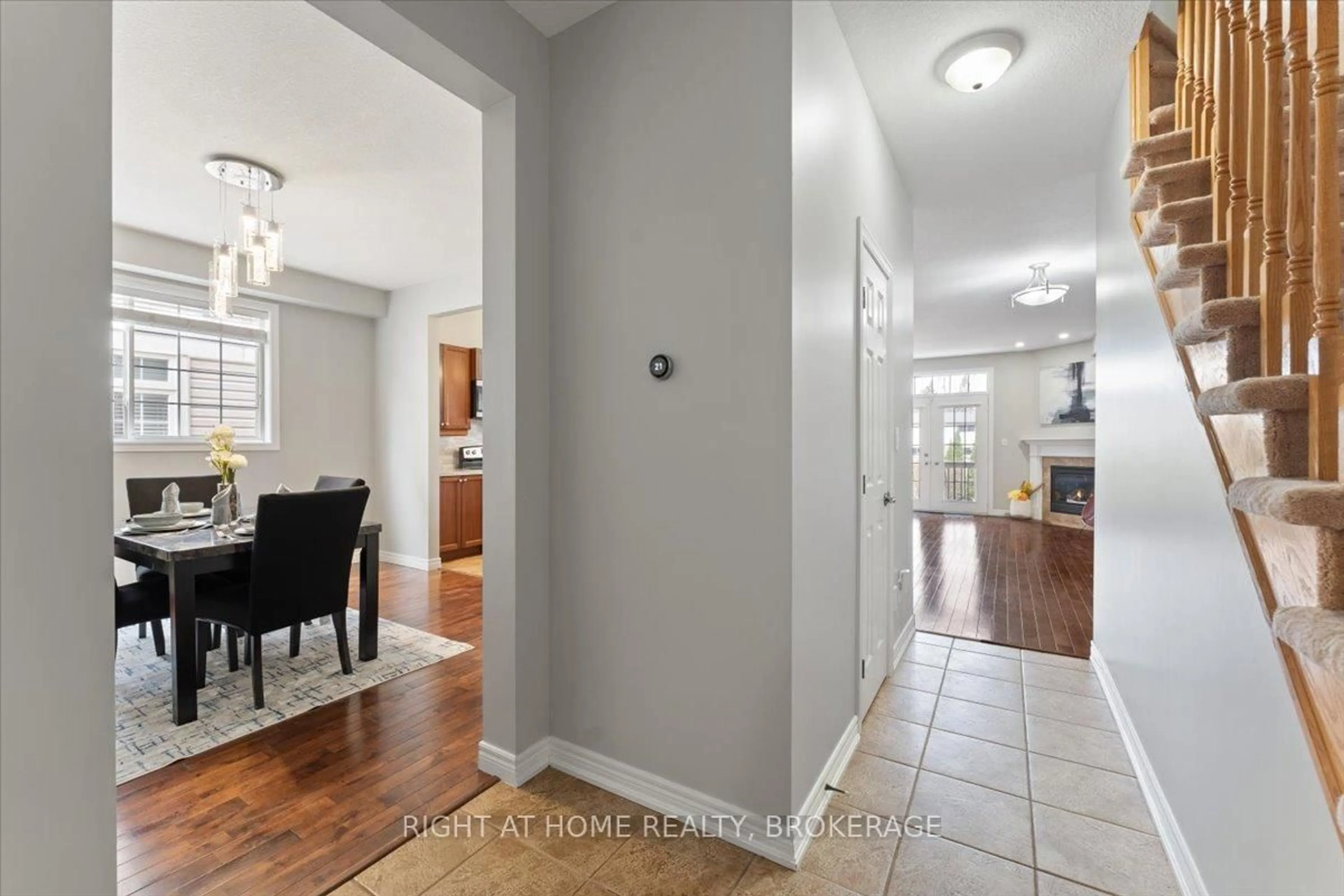Indoor entryway for 27 Sunnycroft Crt, Hamilton Ontario L8B 0L3