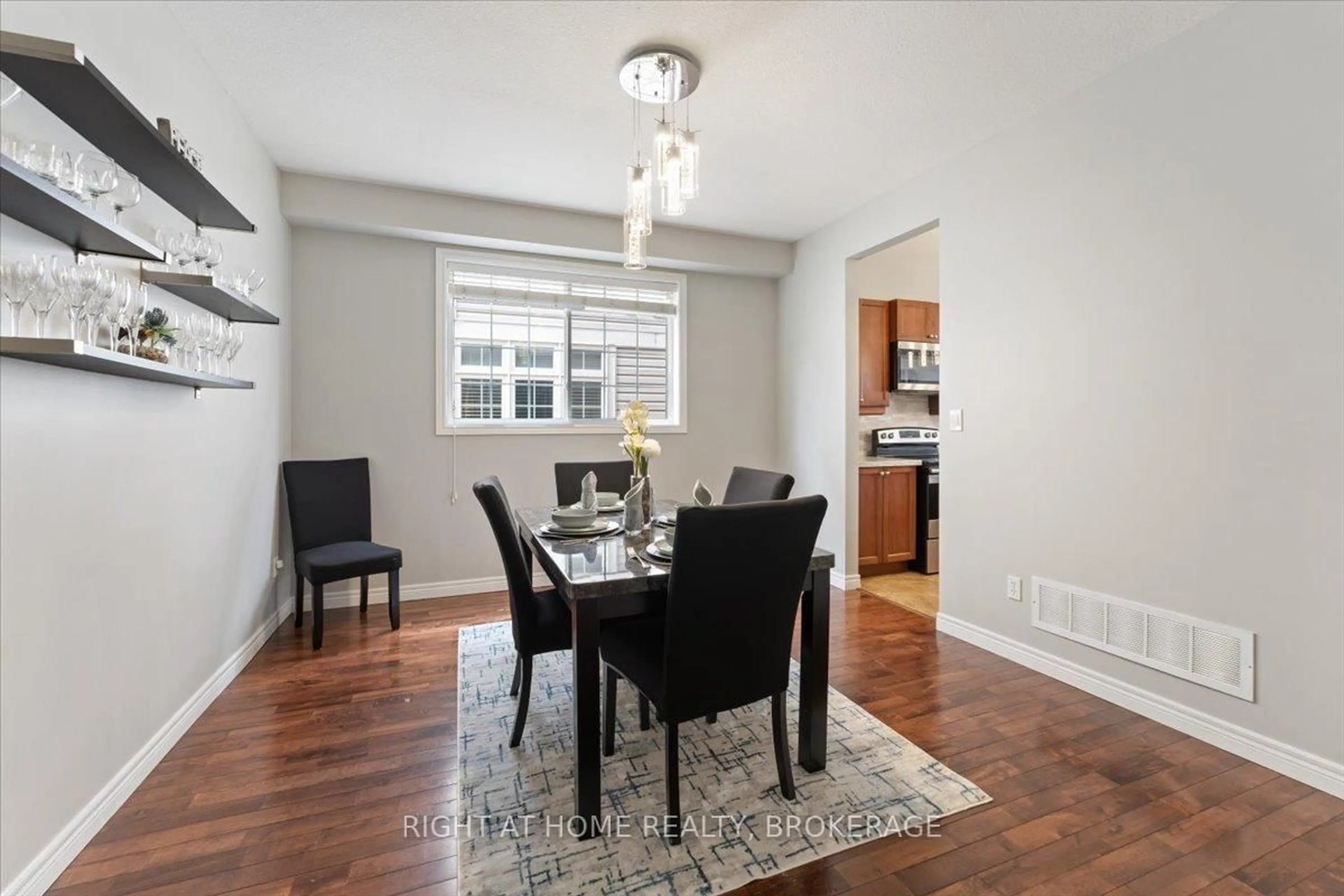 Dining room, wood/laminate floor for 27 Sunnycroft Crt, Hamilton Ontario L8B 0L3