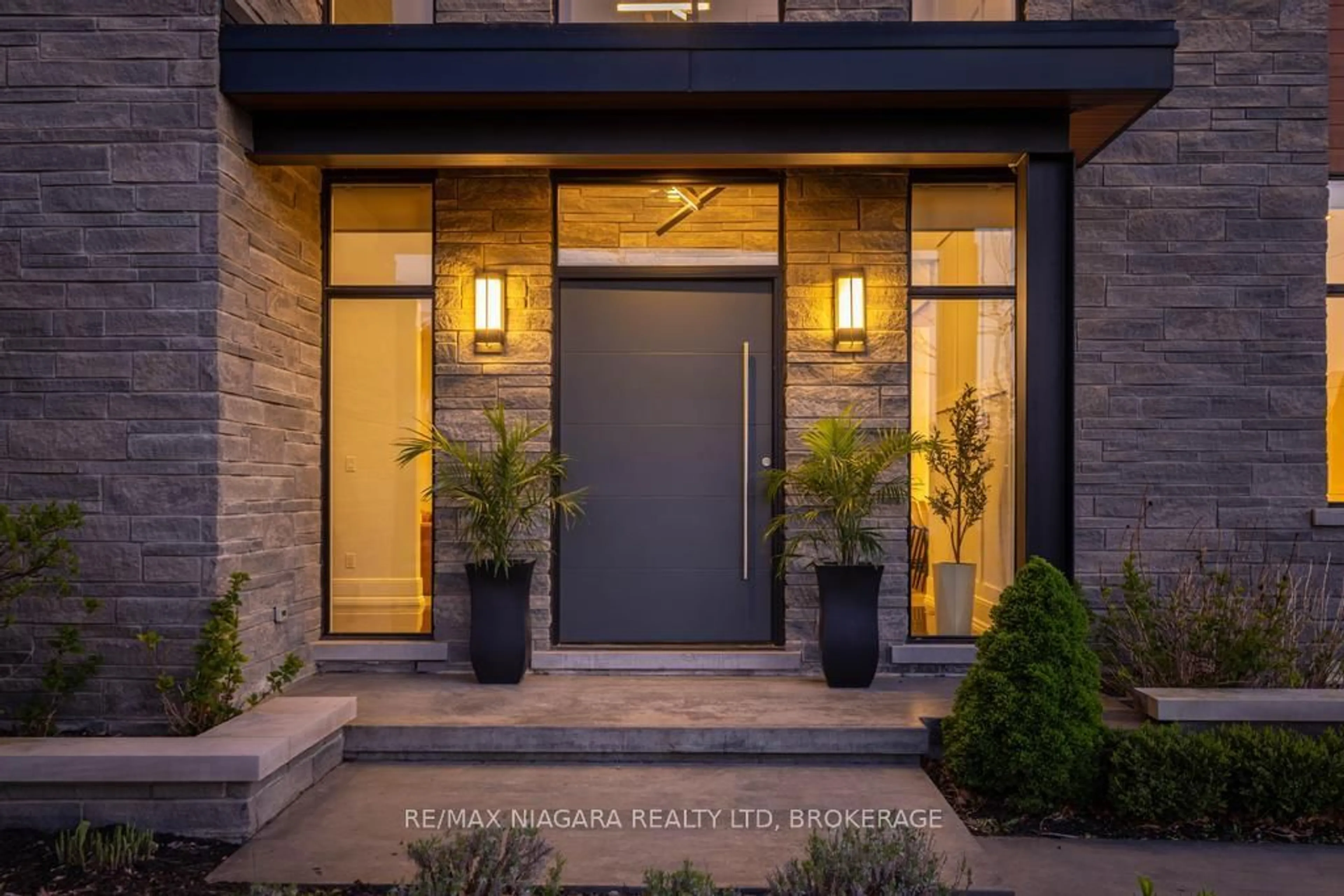 Indoor entryway for 11 Woodbourne Crt, Niagara-on-the-Lake Ontario L0S 1J0